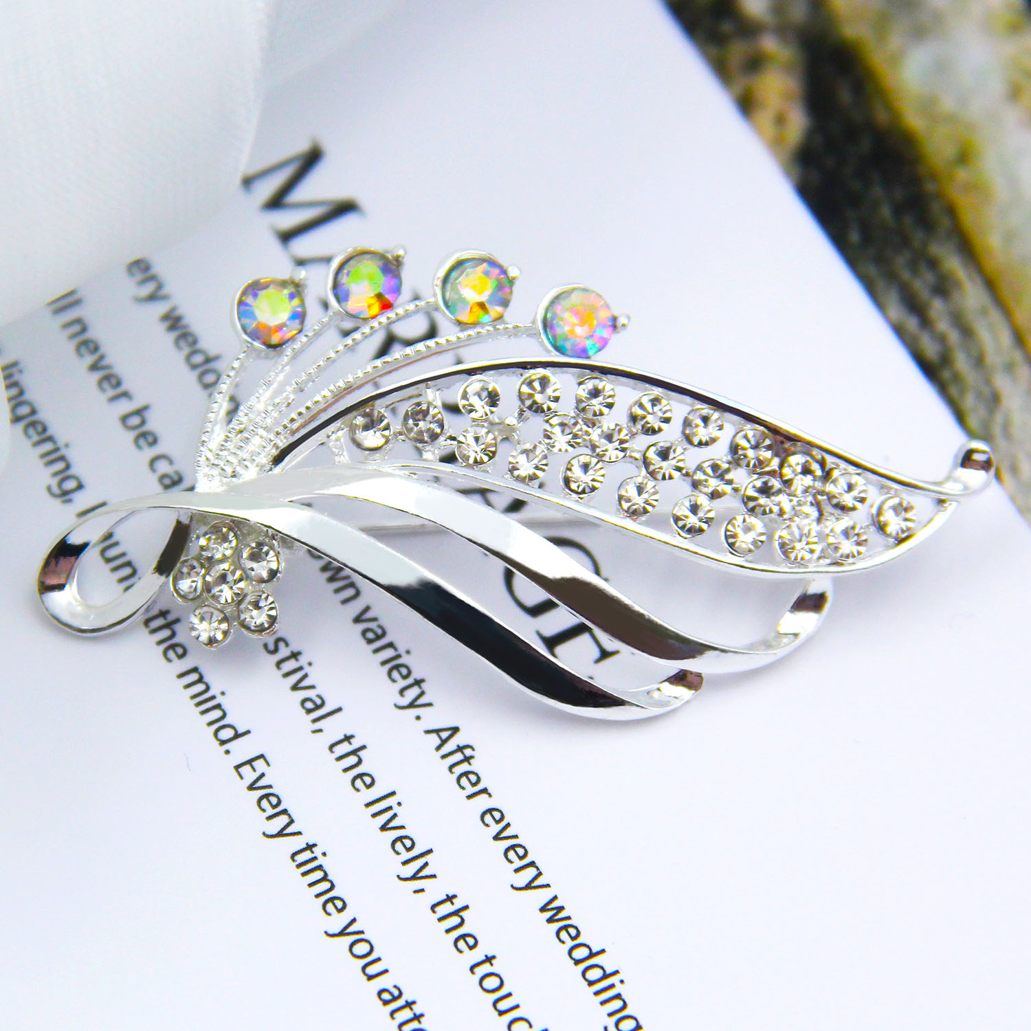 Simple Korean-style diamond-encrusted flower pearl brooch, coat, brooch, one-piece hair replacement, silk scarf buckle accessory, fashionable