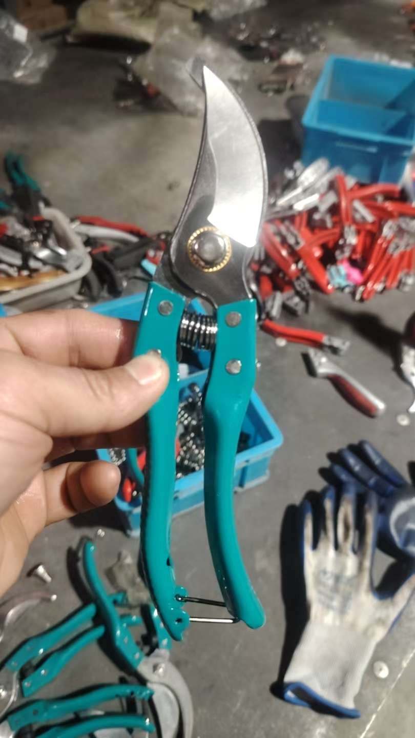 Flower shears, pruning shears, branch shears, garden shears, thick branch shears, garden fruit tree shears, hardware tools, fruit picking scissors Application Scenario