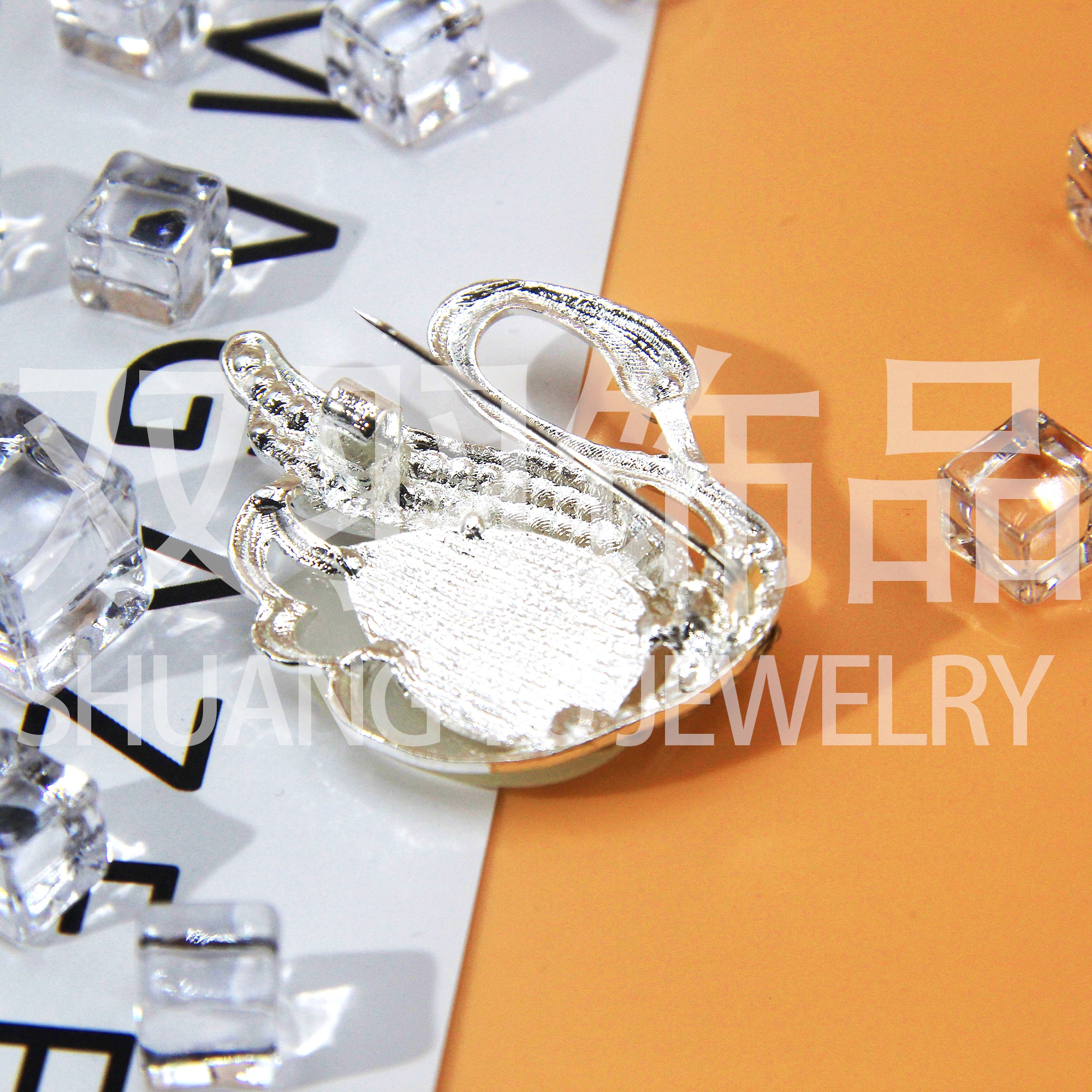 Brooches, goose brooches, clothing badges, pins, alloy jewelry, rhinestone jewelry, brooches Specification image