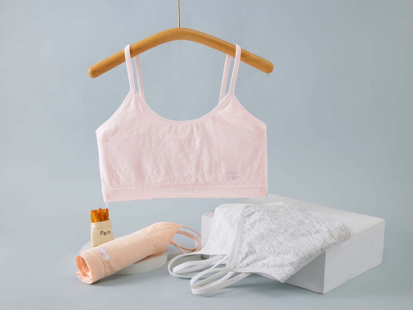 Teenage girl's vest and underwear, middle school student's comfortable, breathable, anti-protrusion seamless strappy underwear, strapless vest details Picture