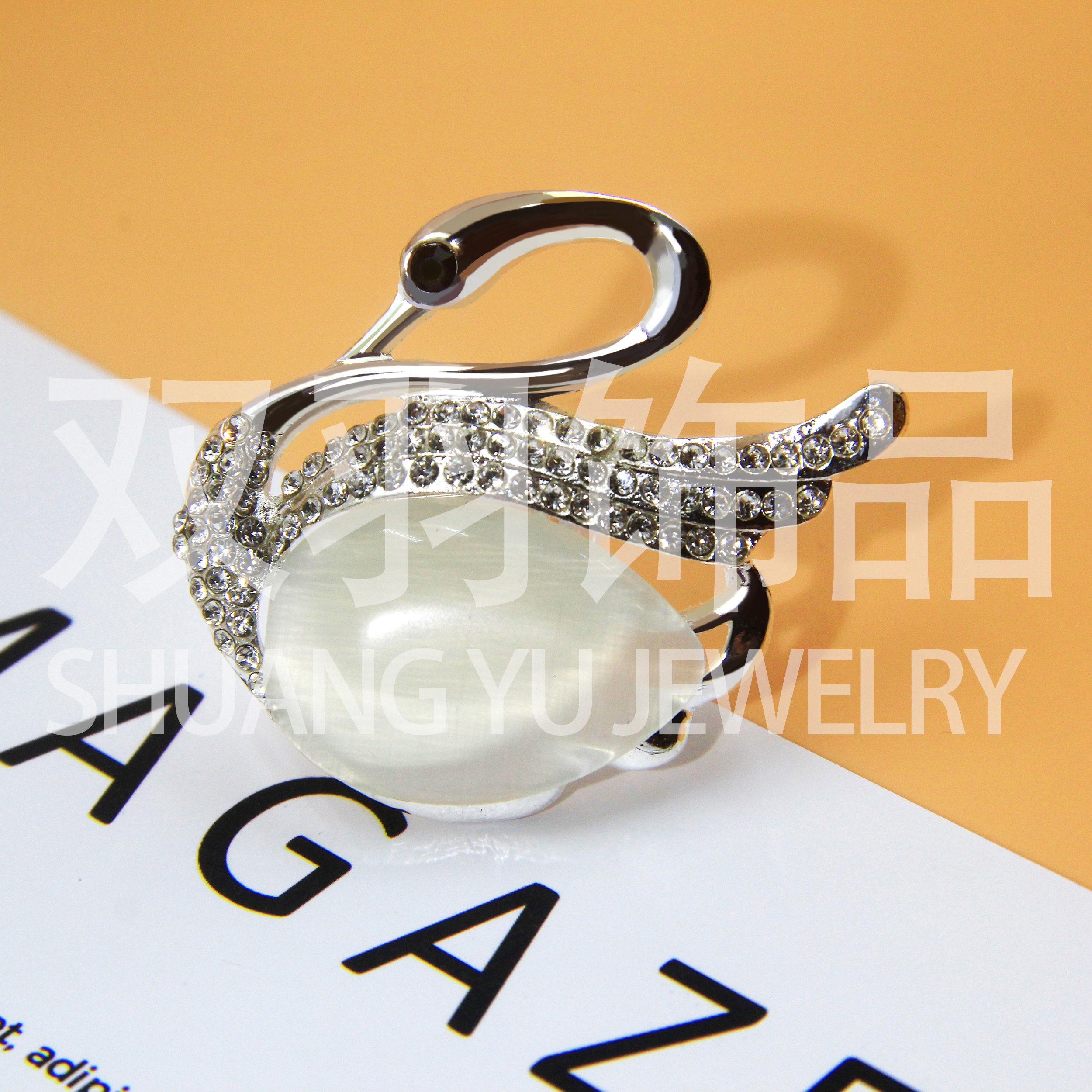 Brooches, goose brooches, clothing badges, pins, alloy jewelry, rhinestone jewelry, brooches Application Scenario