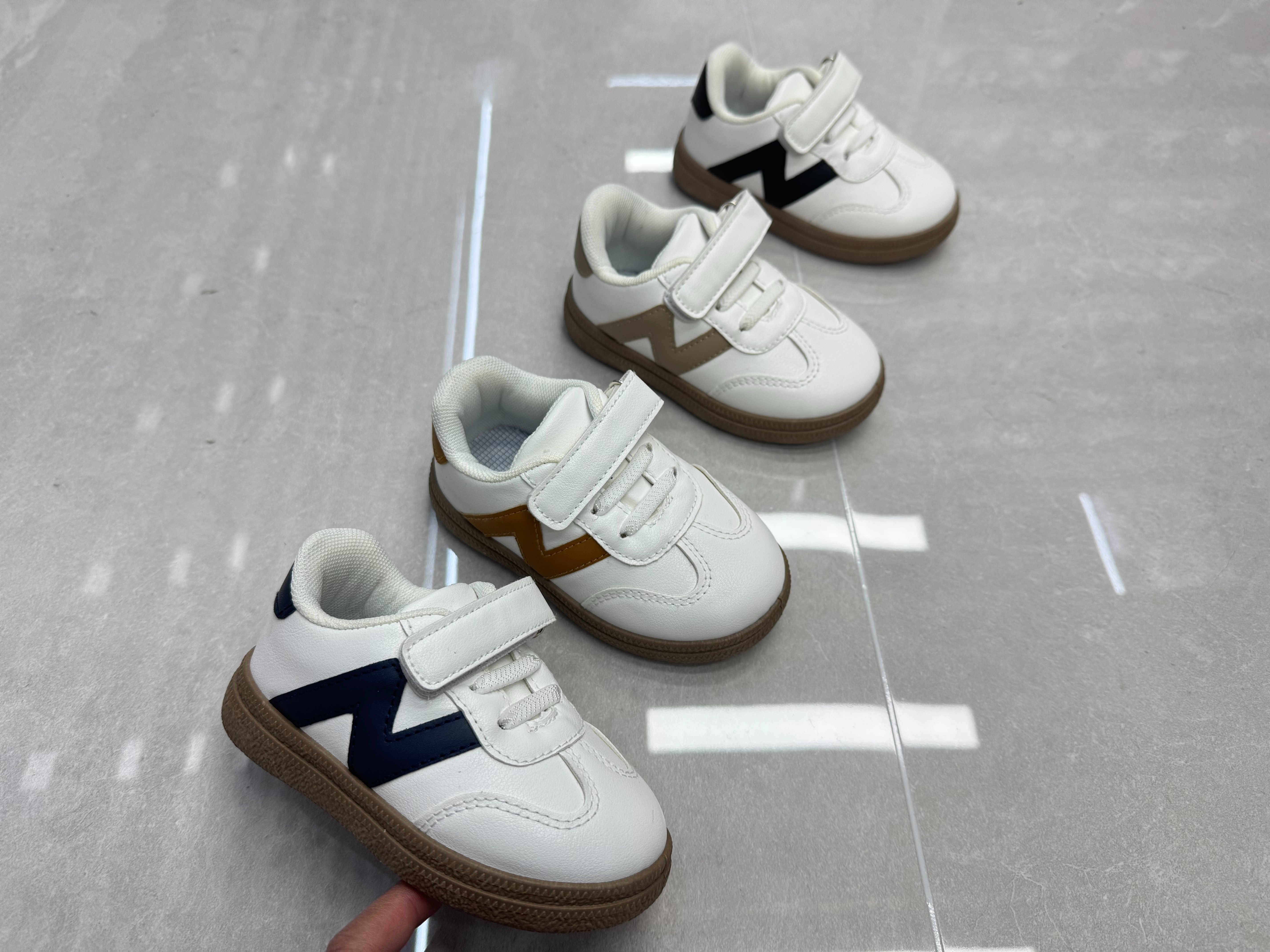 女童休闲童鞋男童秋皮面绒面运动鞋2025新款儿童魔术贴小白鞋