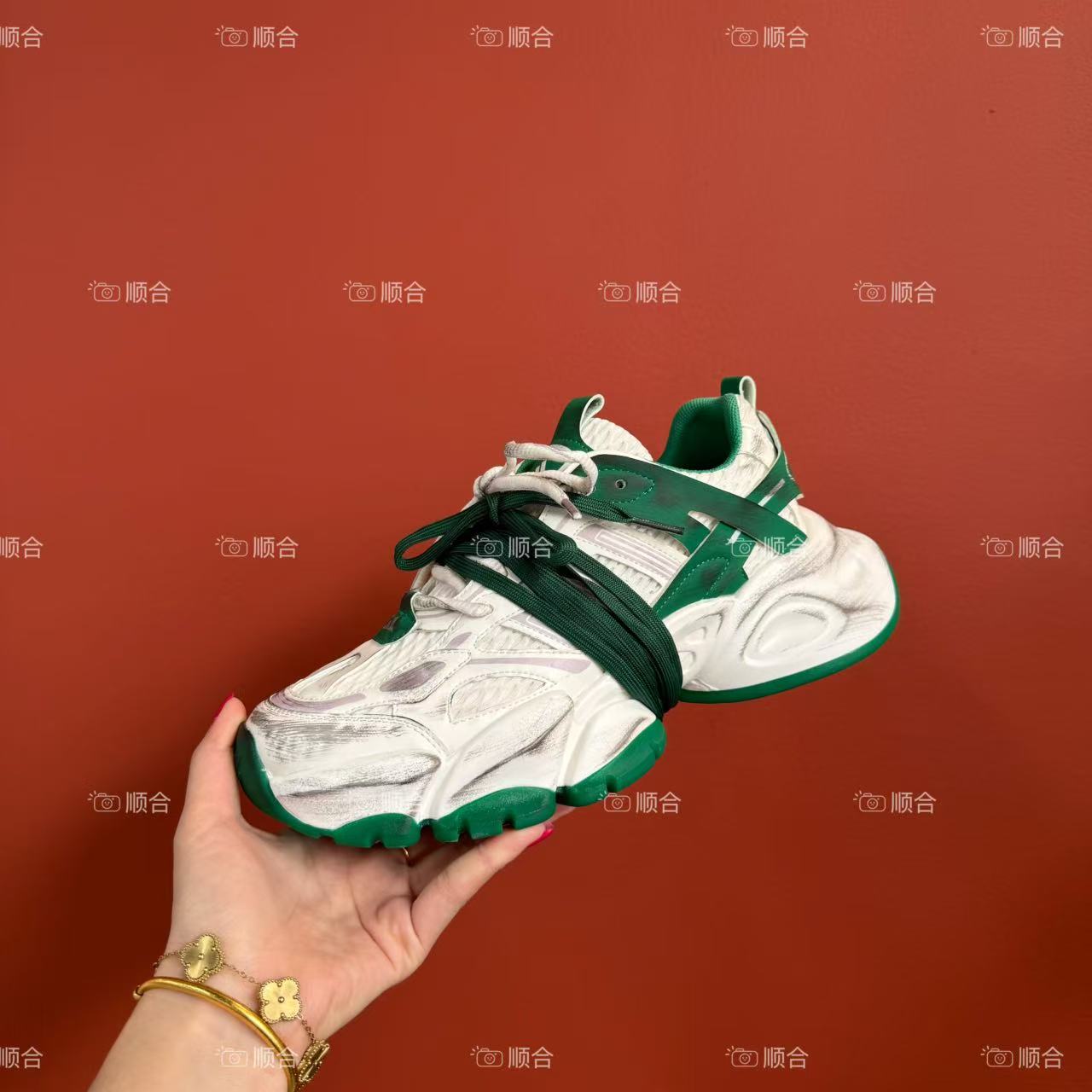 运动休闲鞋实物图