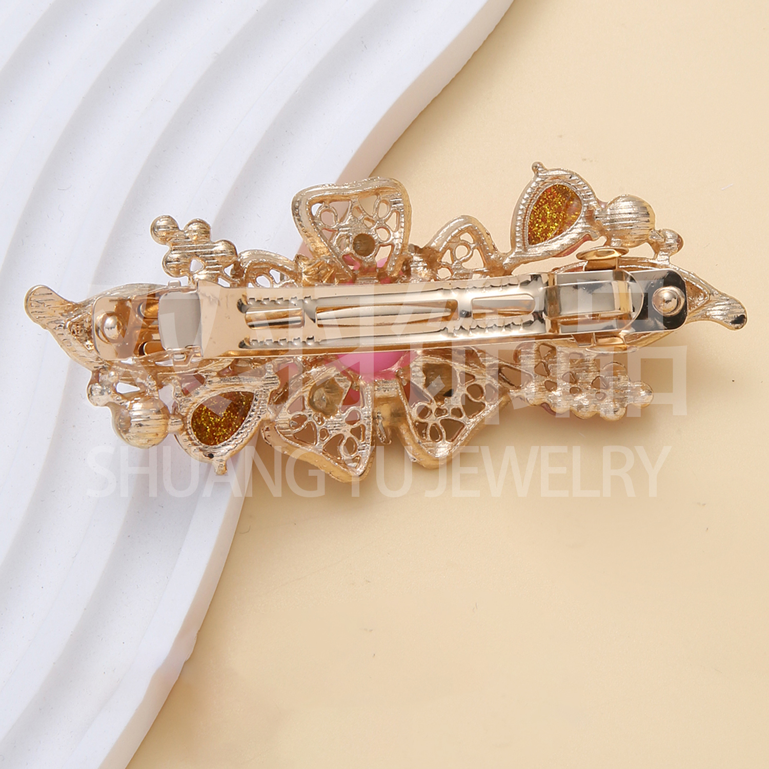Crystal hair clips, hair curlers, large flower new hair accessories, European and American best-selling jewelry, hair clips, headwear, hair accessories, alloy hair clips, rhinestone hair clips, hair clips decorated with pearl alloy hair accessories Application Scenario