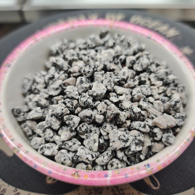 Natural small crushed stone ornaments, mixed color fish tanks and vases, are widely used for surface decoration details Picture