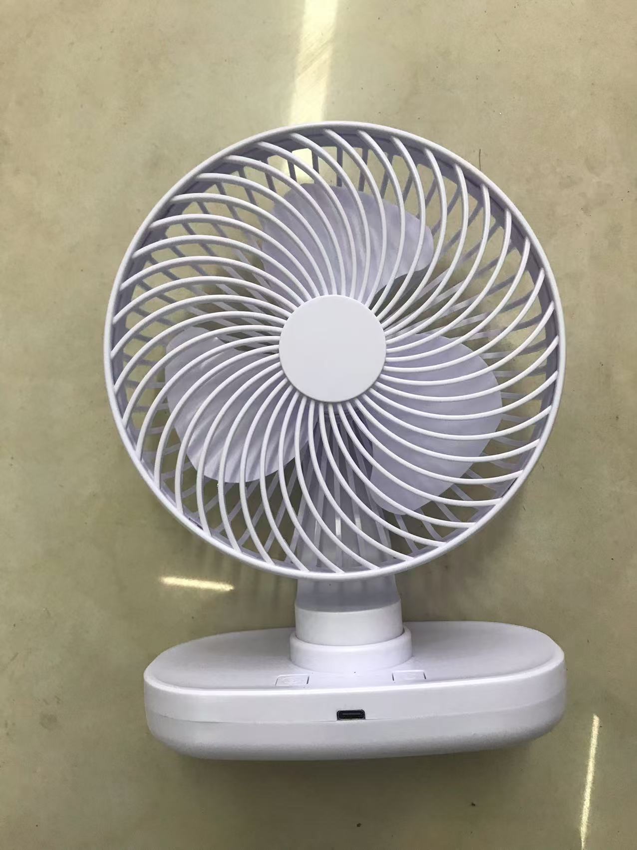 户外露营冷风扇/锂电风扇/露营风扇/手机壳小风扇/网红电风扇白底实物图