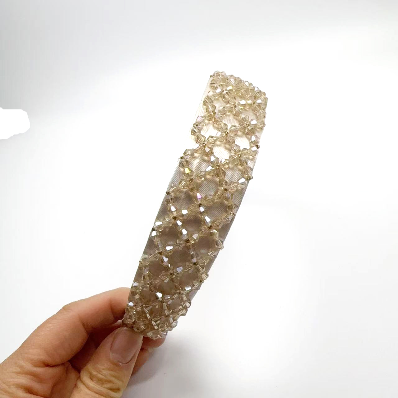 A new crystal-shaped headband with a fashionable European and American style, featuring a cross-shaped headband and anti-slip hair-pressing accessories Specification image