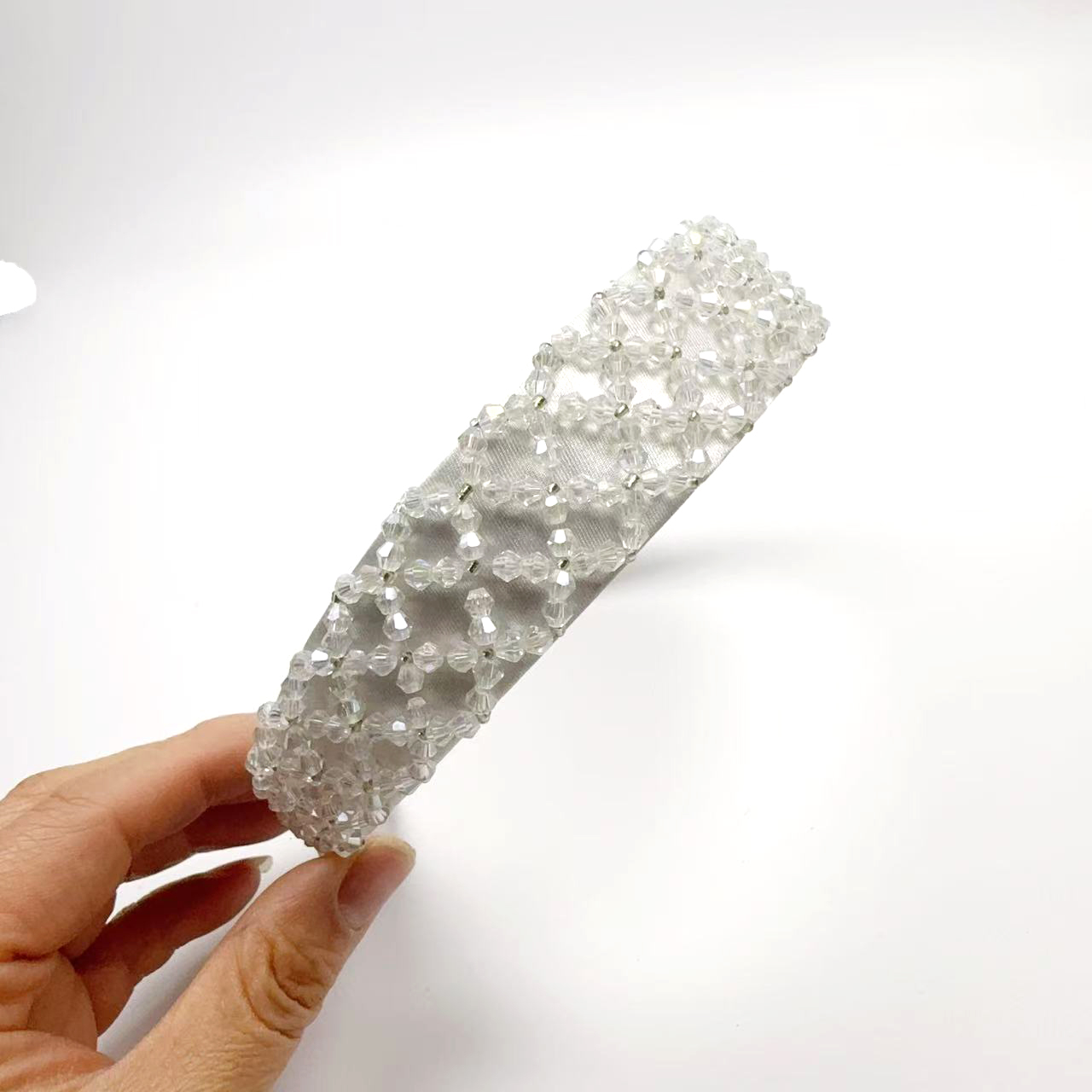 A new crystal-shaped headband with a fashionable European and American style, featuring a cross-shaped headband and anti-slip hair-pressing accessories details Picture