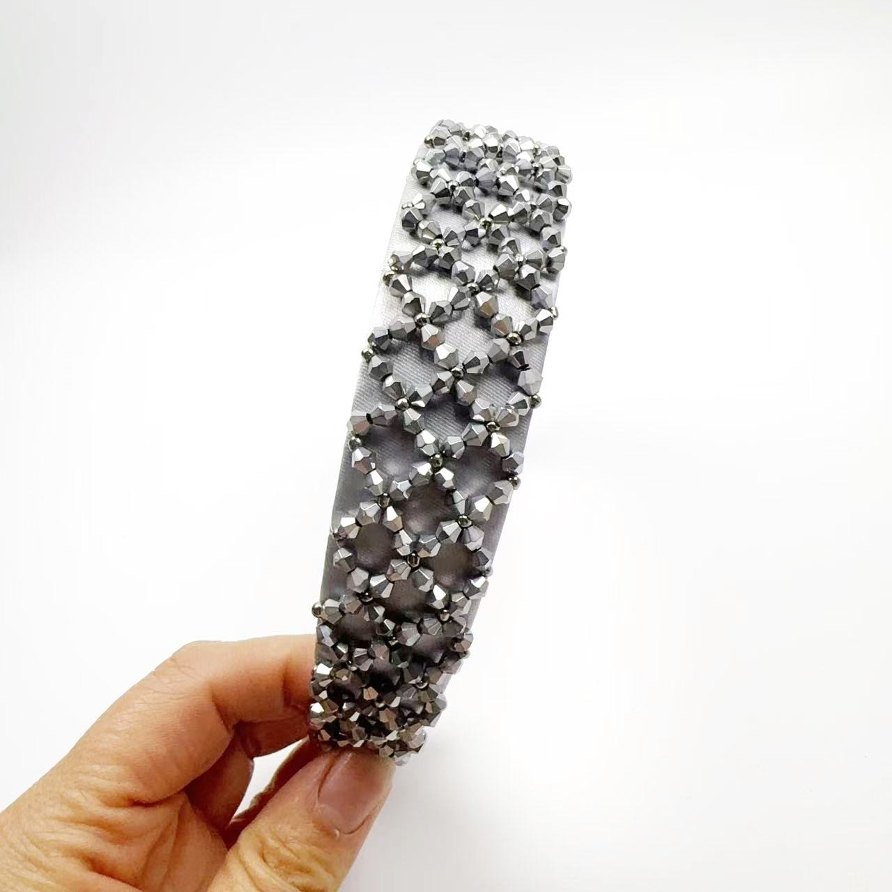 A new crystal-shaped headband with a fashionable European and American style, featuring a cross-shaped headband and anti-slip hair-pressing accessories Application Scenario