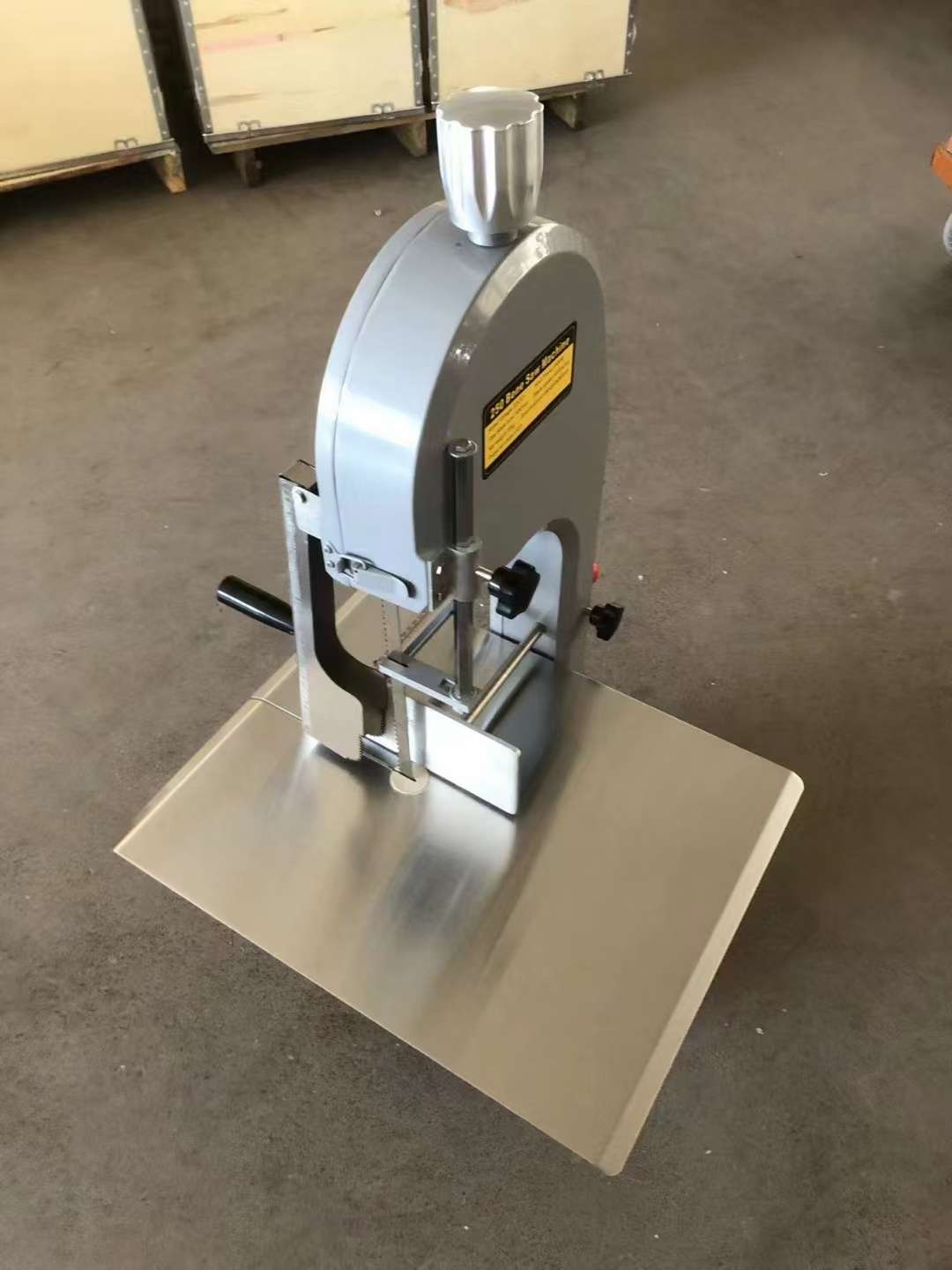 The stainless steel workbench sink is equipped with a deep fryer, a dedicated ice cream machine for frozen food processing, an integrated ice cream machine, a water bucket for hot water supply, and a complete set of equipment for the catering industry details Picture