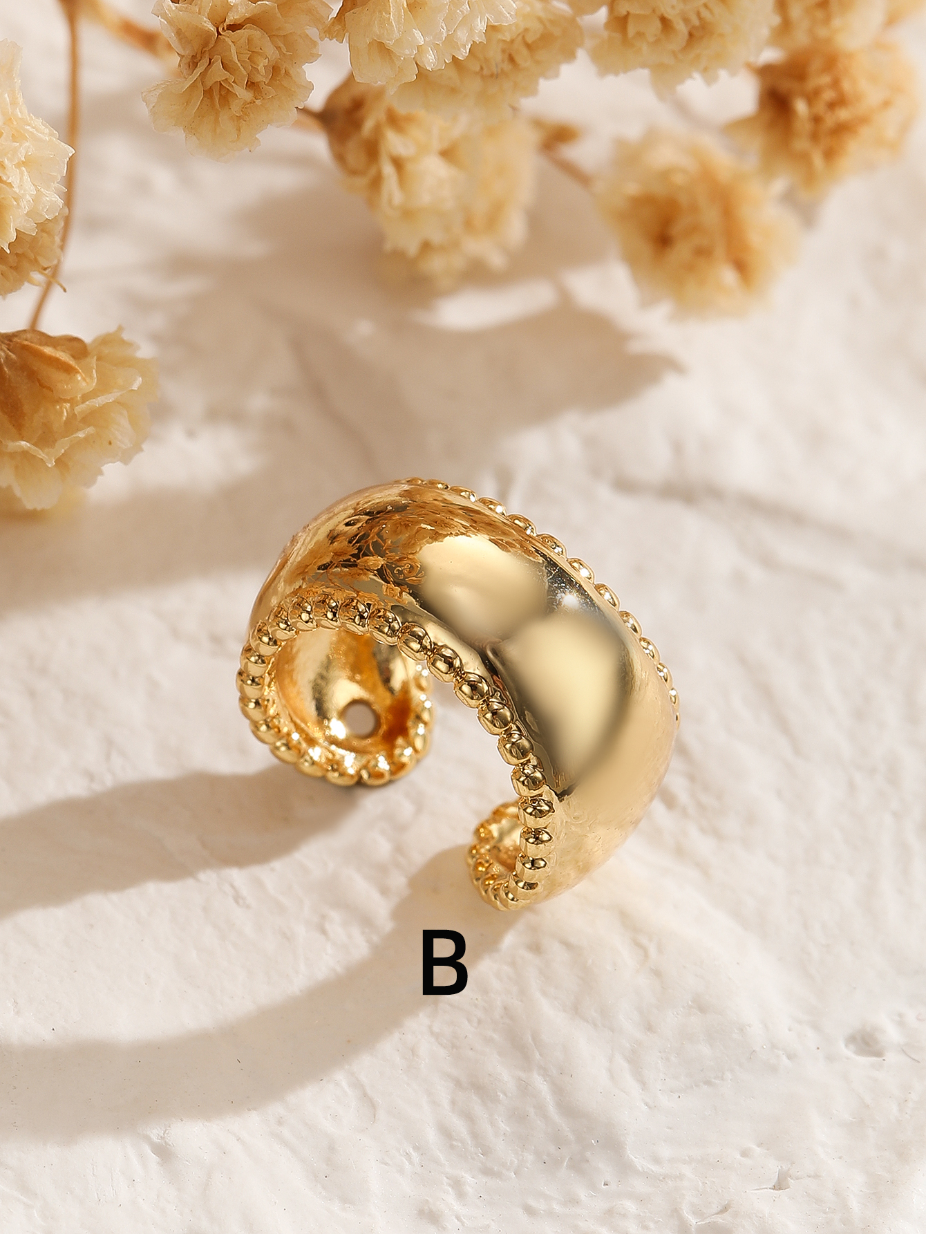 Diamond-encrusted simple and fashionable ear bone clips for women, double-layer ear clips without ear holes, copper-plated real gold, niche design, high-end earrings, cool and stylish Application Scenario