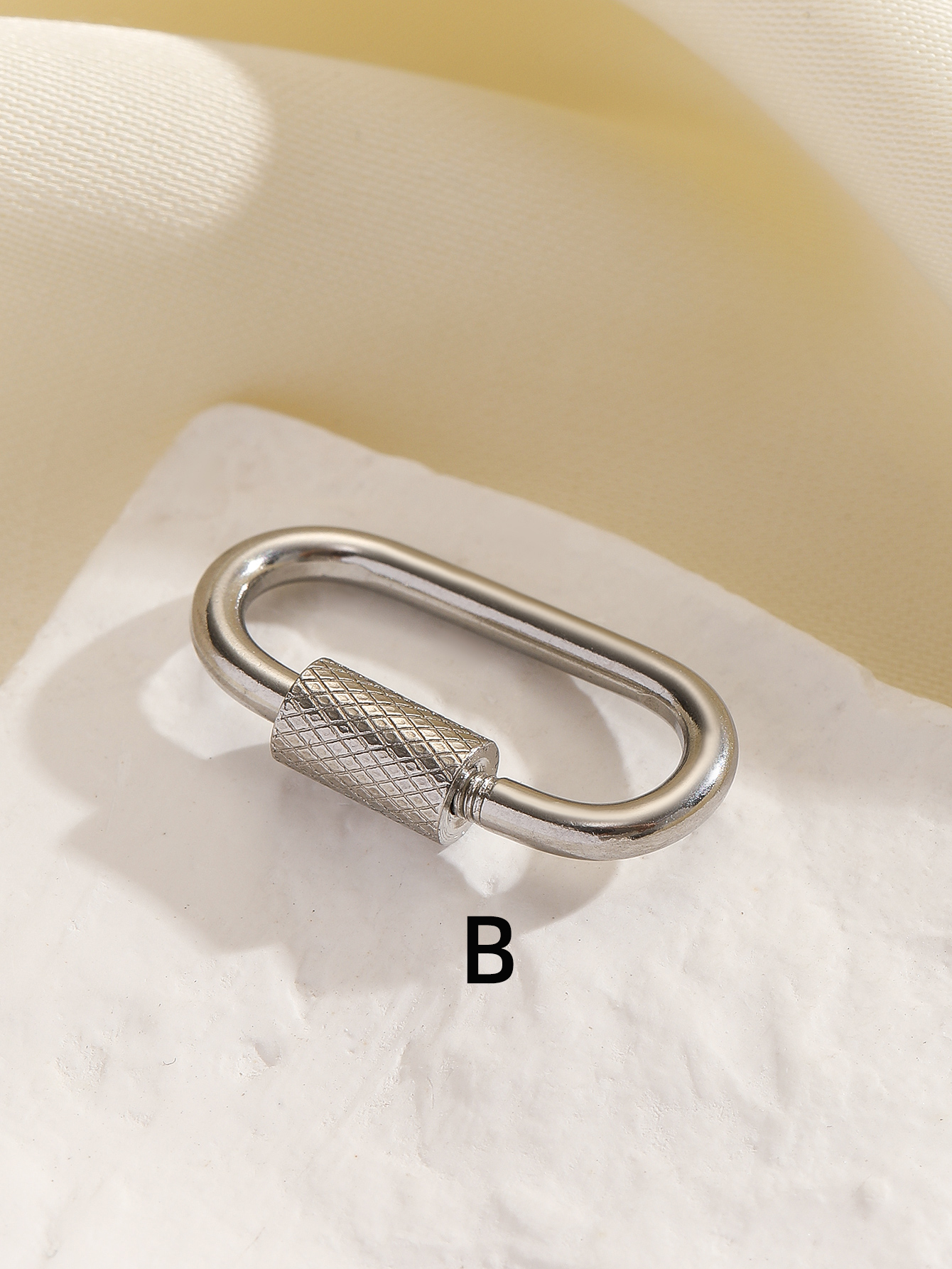 Stainless steel screw buckle, cinnabar buckle, connecting ring, track buckle, key buckle, dog chain, quick connection ring, outdoor buckle, exquisite and simple metal key ring, hardware accessories Application Scenario