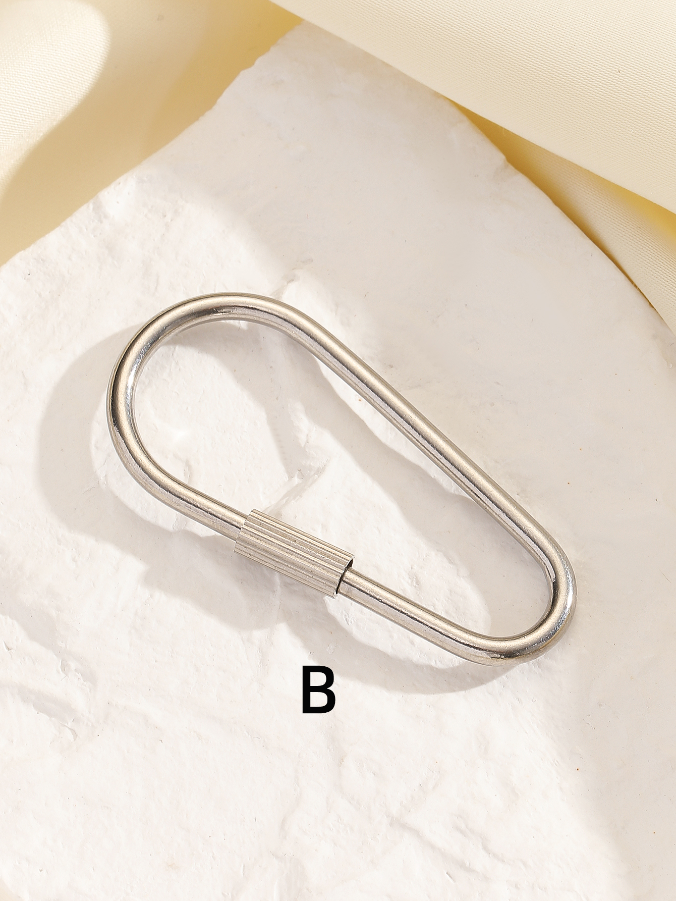 Connection ring, stainless steel screw buckle, track buckle, key buckle, dog chain, quick connection ring, outdoor buckle, exquisite and simple metal key ring, hardware accessories, Zhu Dan buckle Application Scenario