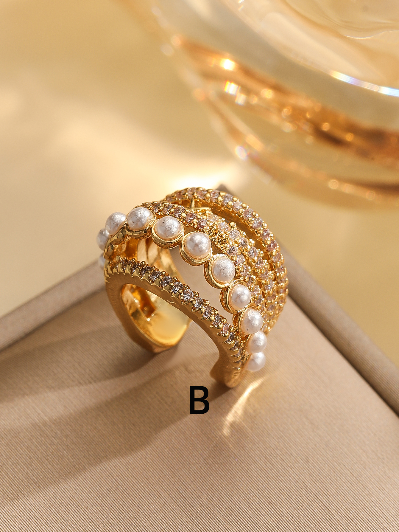 Simple and fashionable ear bone clips, women's diamond-encrusted double-layer ear clips, no ear holes, copper-plated real gold, niche design, high-end earrings, cool and stylish Application Scenario