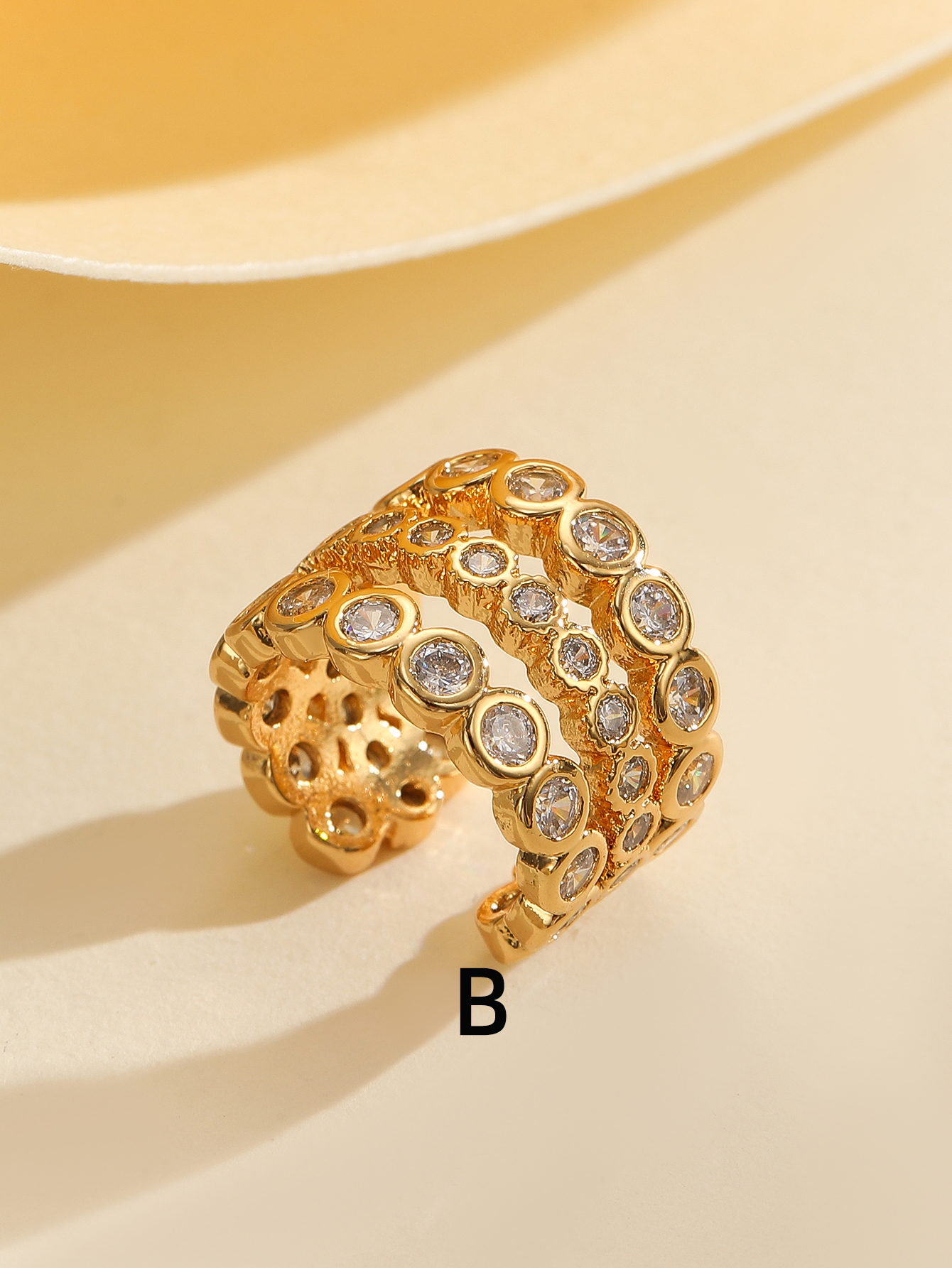 Diamond-encrusted simple and fashionable ear bone clips for women, double-layer ear clips without ear holes, copper-plated real gold, niche design, high-end earrings, cool and stylish cross-border ear bone clips Application Scenario