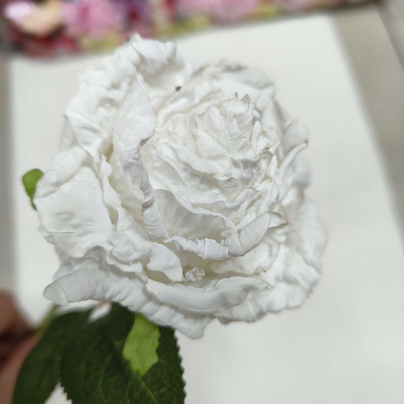 إن منمنديل كبير من المصنوعات اليدوية المصنوع من الزهور Item Picture
