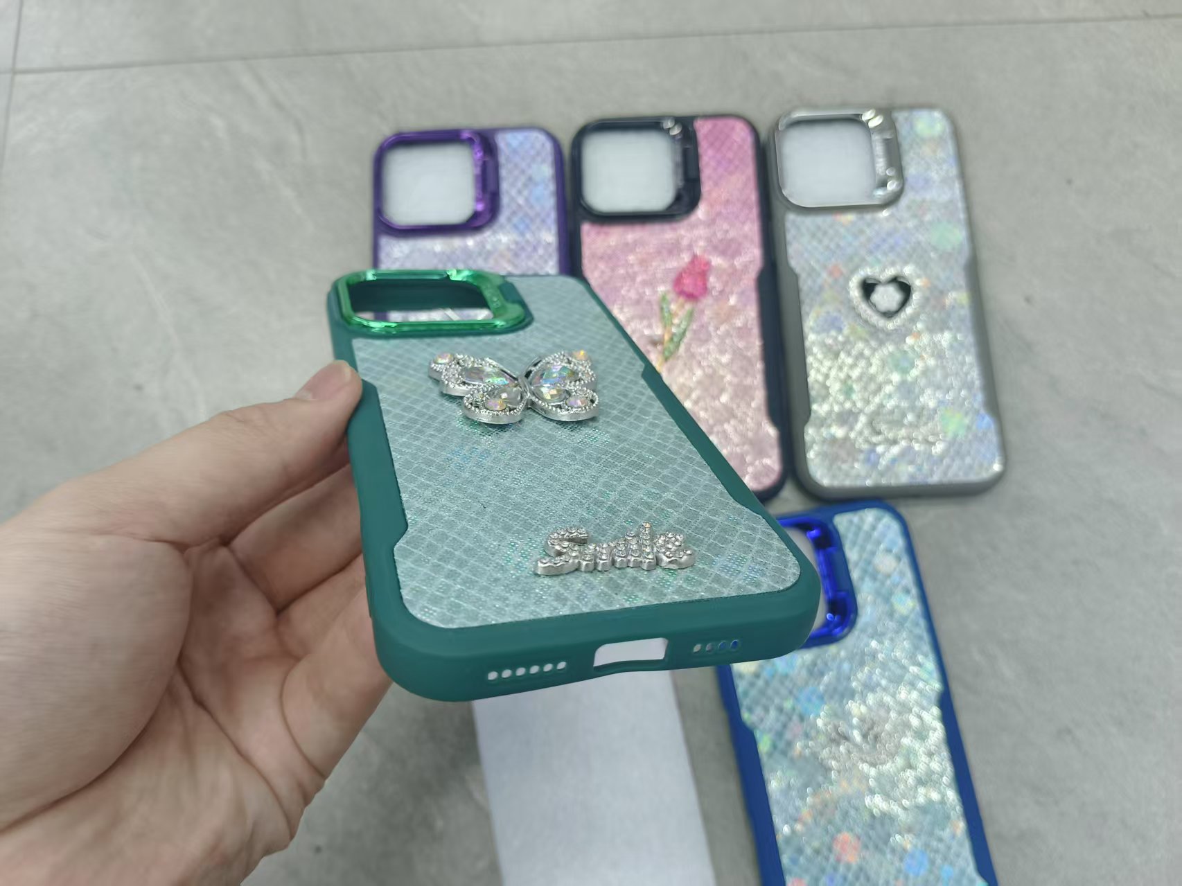 小蛮腰鱼鳞纹手机壳 点钻配饰 塑料镜头支架详情5