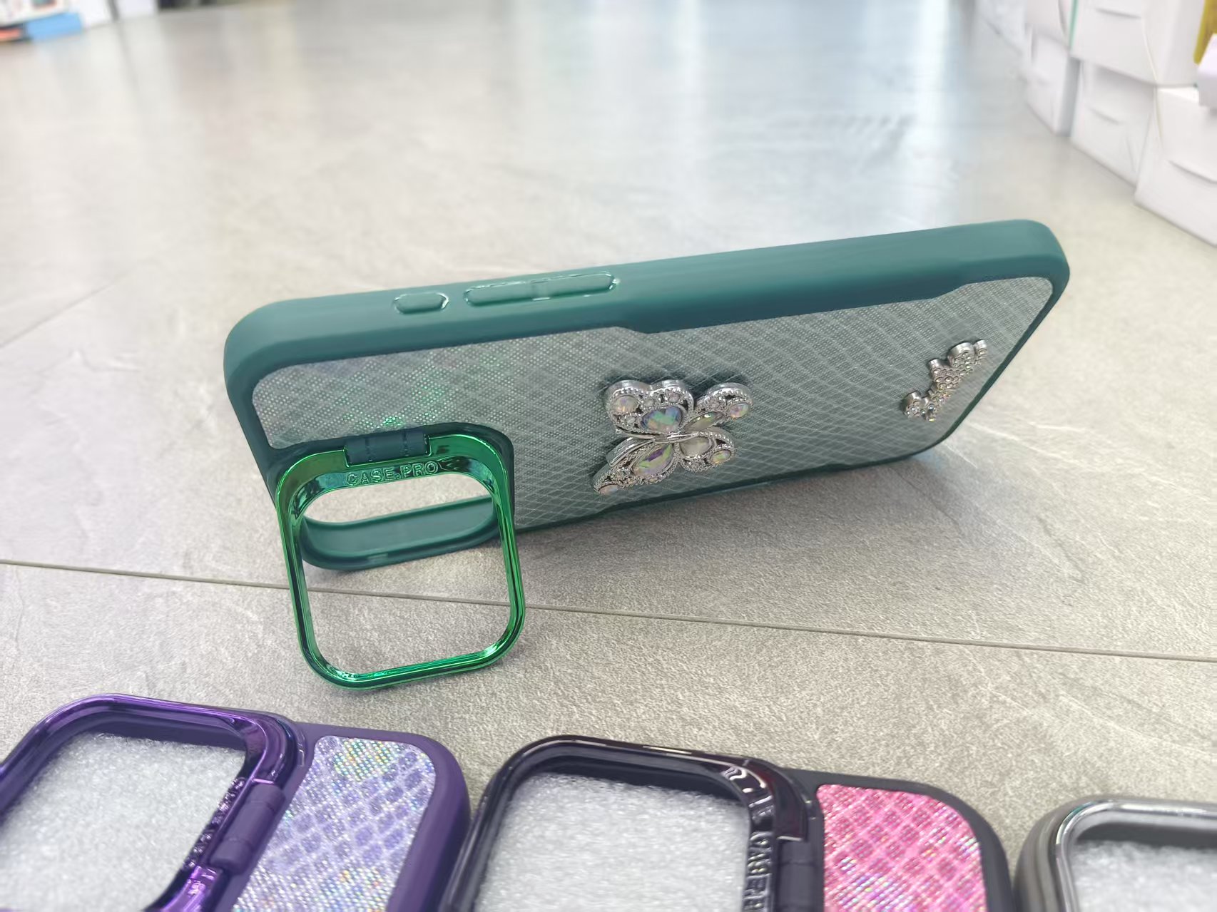 小蛮腰鱼鳞纹手机壳 点钻配饰 塑料镜头支架详情10