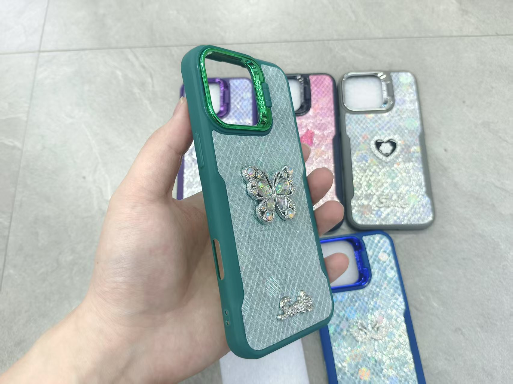 小蛮腰鱼鳞纹手机壳 点钻配饰 塑料镜头支架详情3