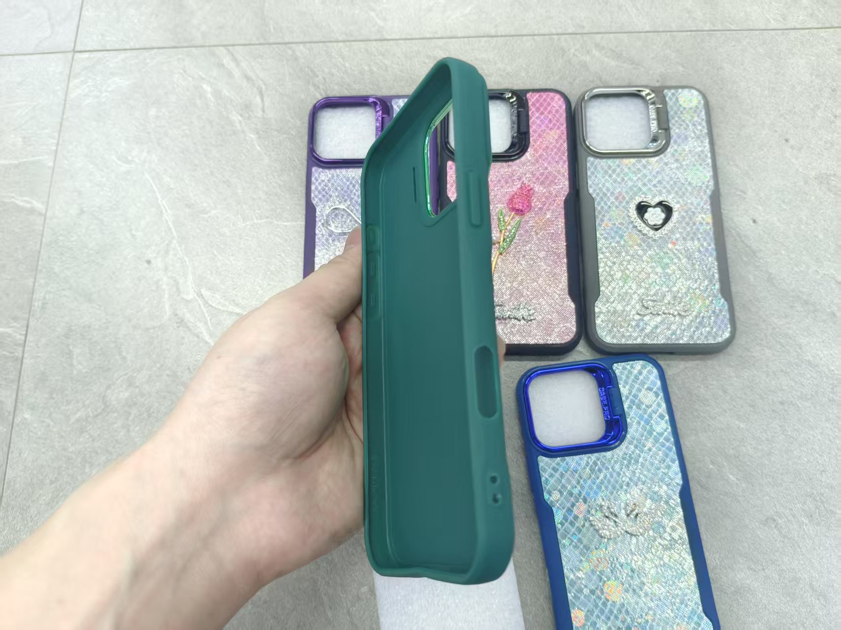 小蛮腰鱼鳞纹手机壳 点钻配饰 塑料镜头支架详情8