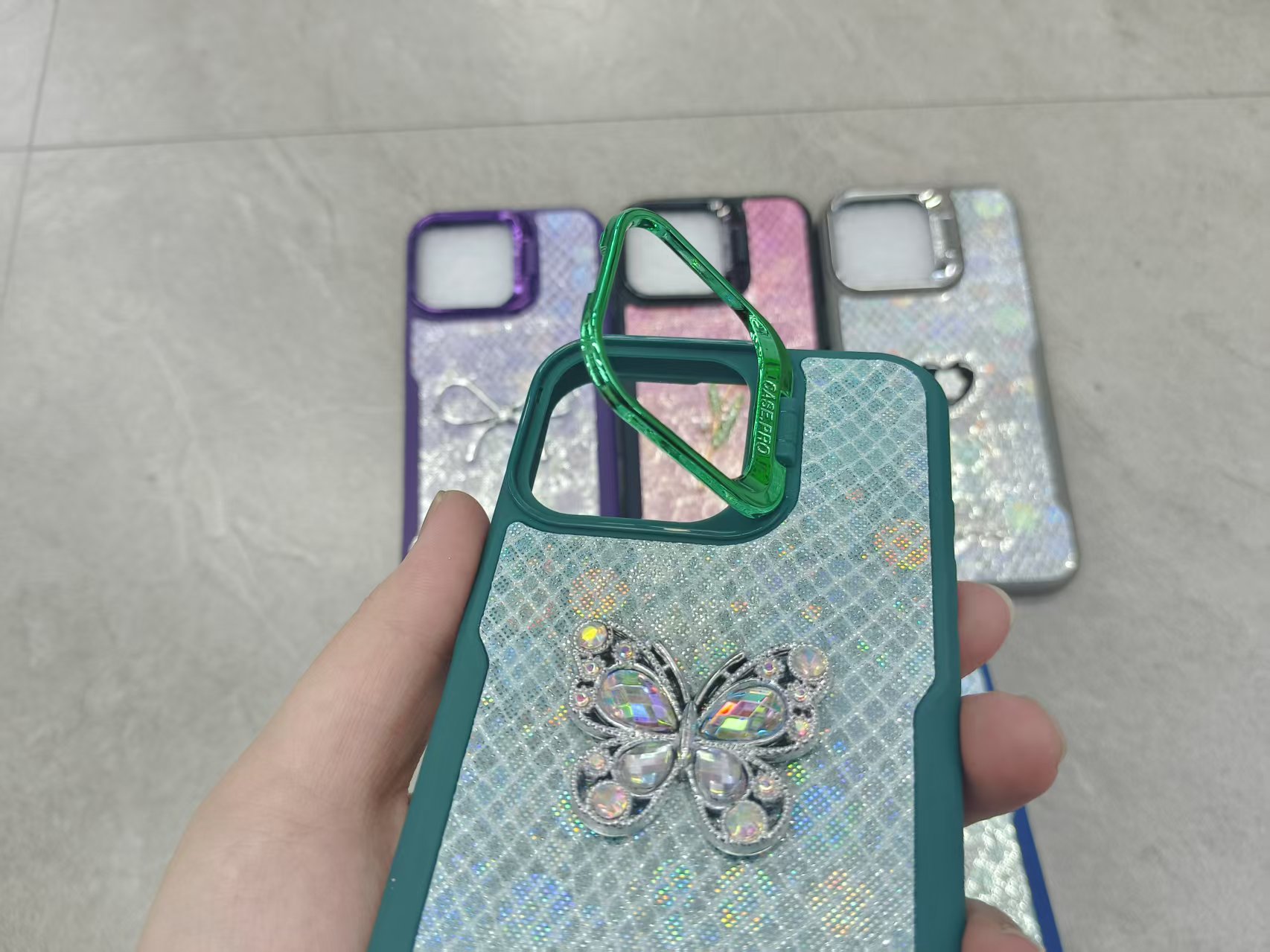 小蛮腰鱼鳞纹手机壳 点钻配饰 塑料镜头支架详情9