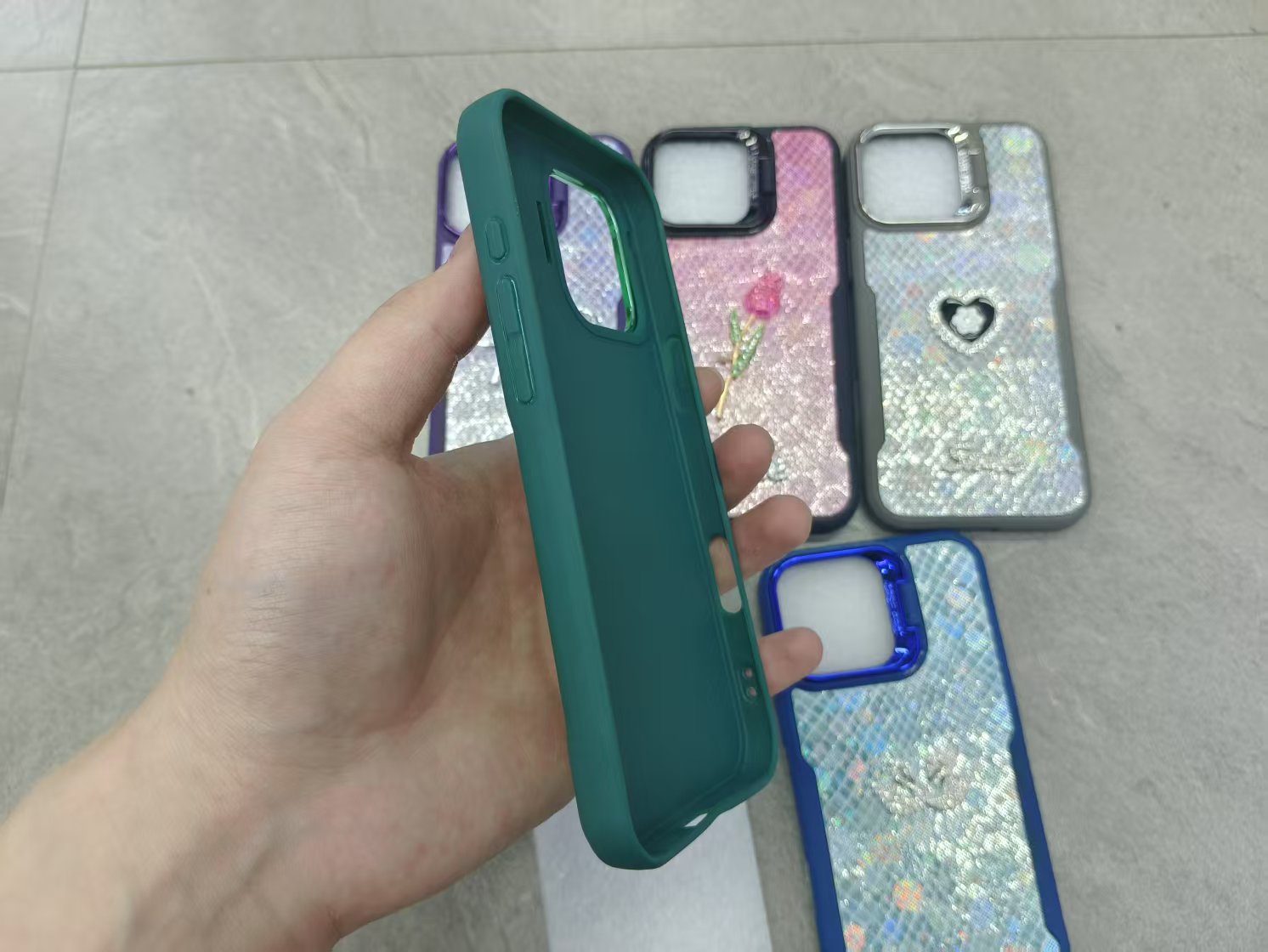 小蛮腰鱼鳞纹手机壳 点钻配饰 塑料镜头支架详情7