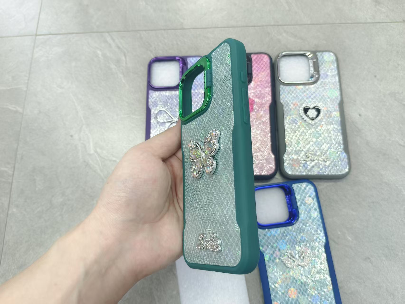 小蛮腰鱼鳞纹手机壳 点钻配饰 塑料镜头支架详情4