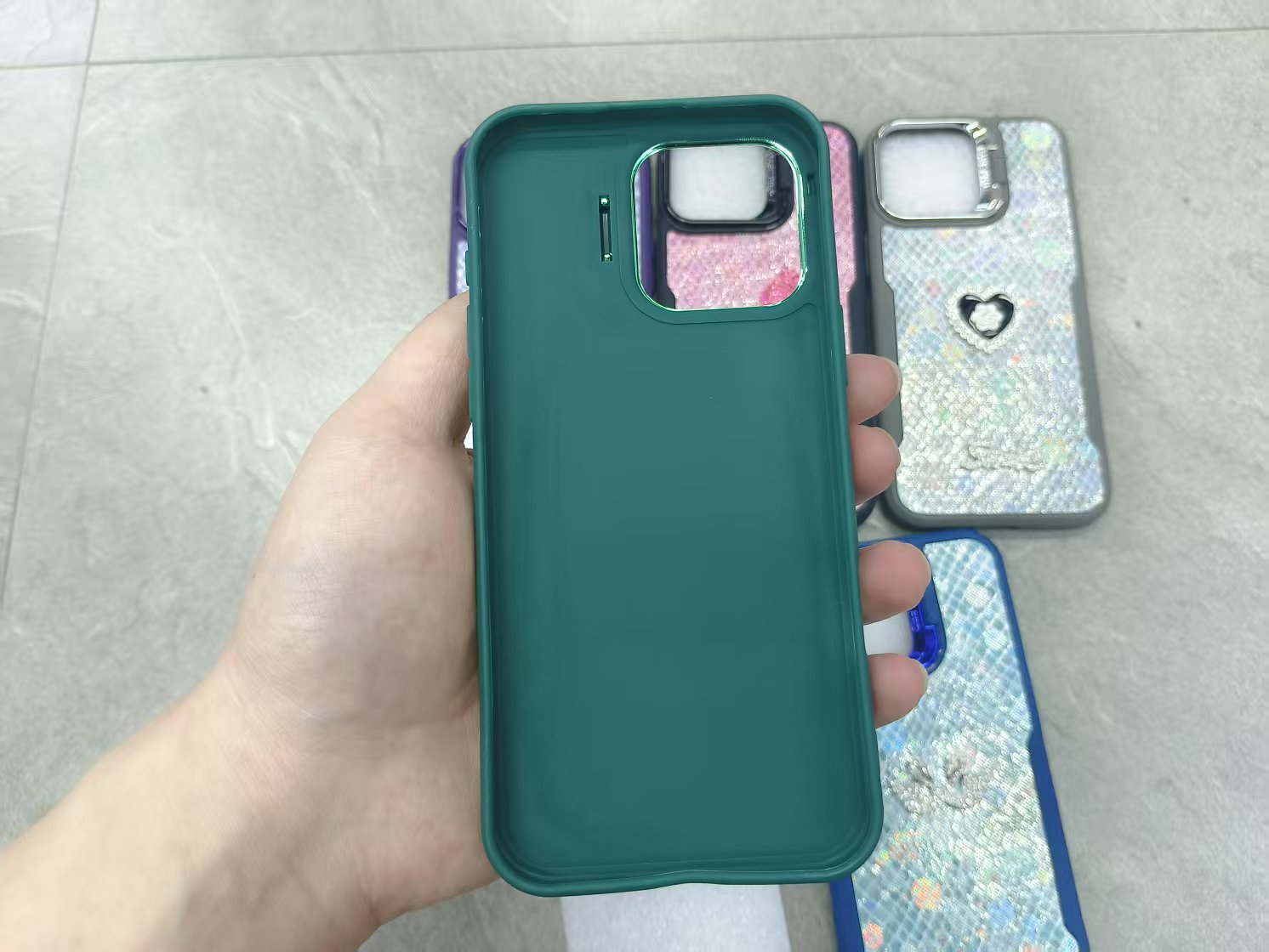 小蛮腰鱼鳞纹手机壳 点钻配饰 塑料镜头支架详情6