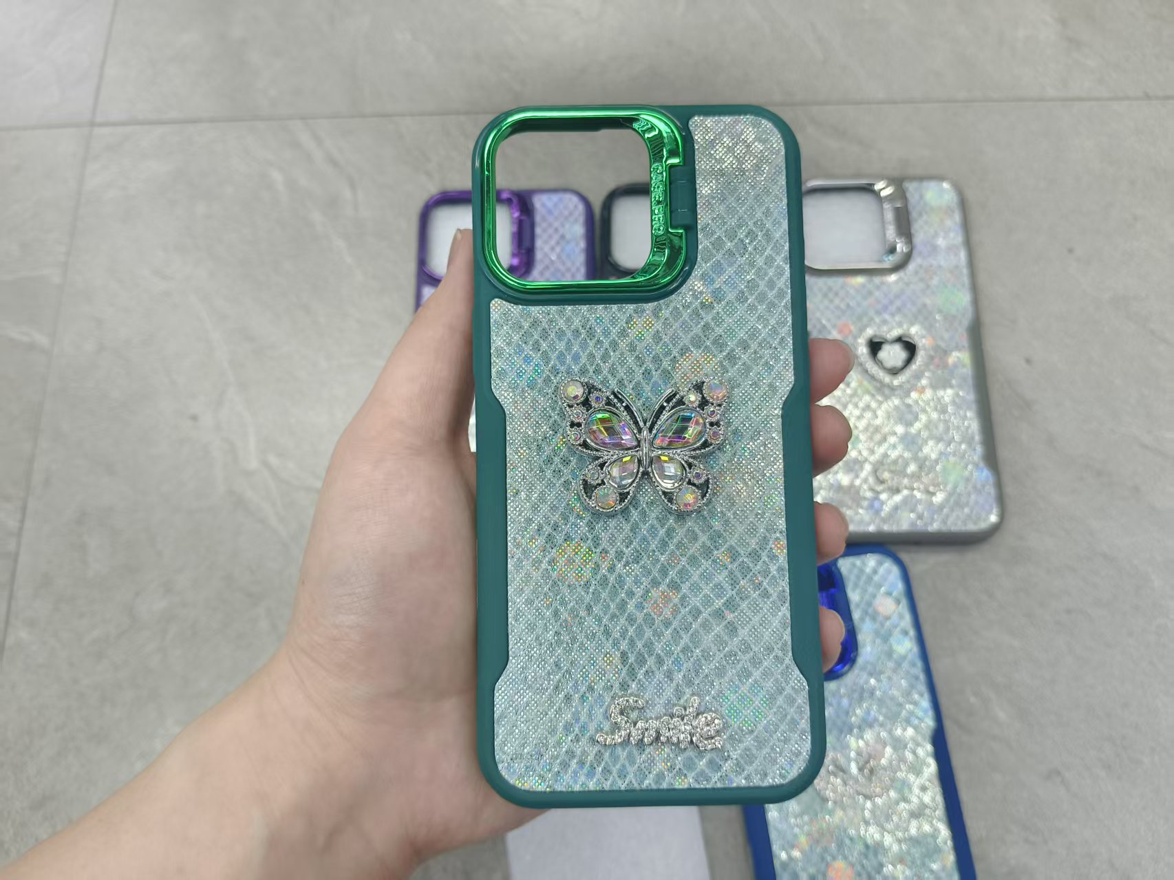小蛮腰鱼鳞纹手机壳 点钻配饰 塑料镜头支架产品图