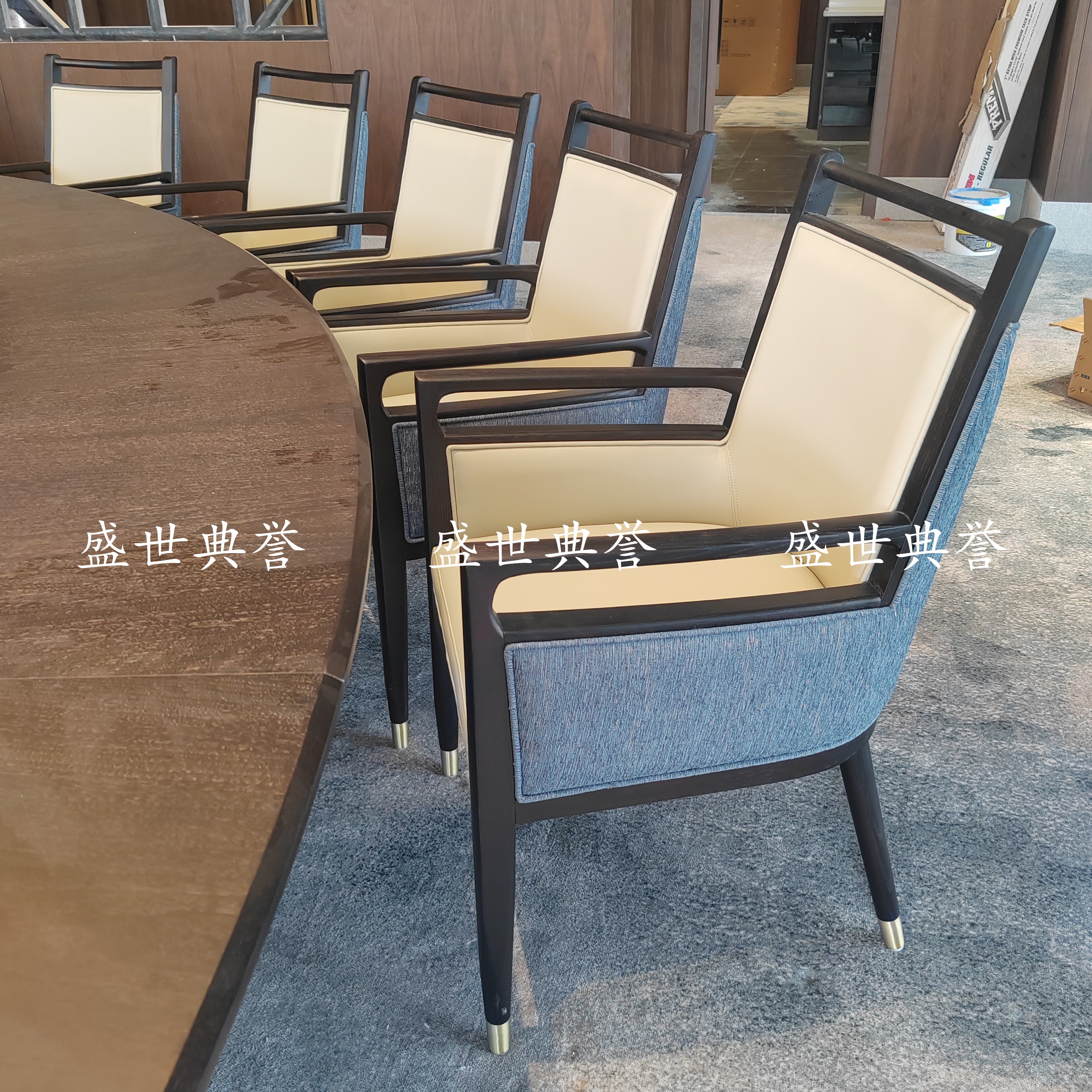 赣州国际宴会中心实木餐桌椅饭店豪华包厢实木餐椅会所中式扶手椅