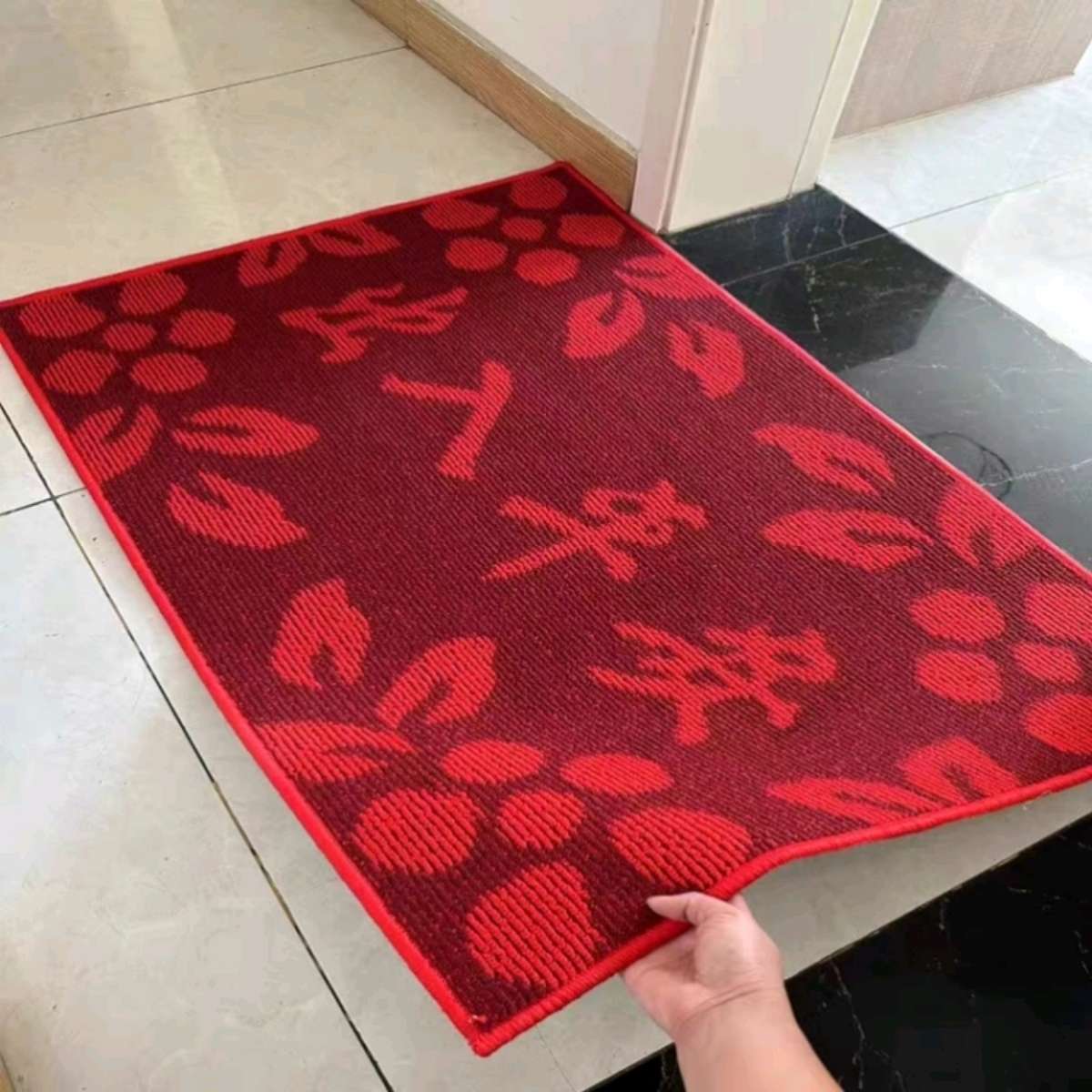 Floor MATS for the entrance door, dirt-resistant floor MATS for the bathroom, water-absorbing and anti-slip floor MATS, festive red household floor MATS Application Scenario
