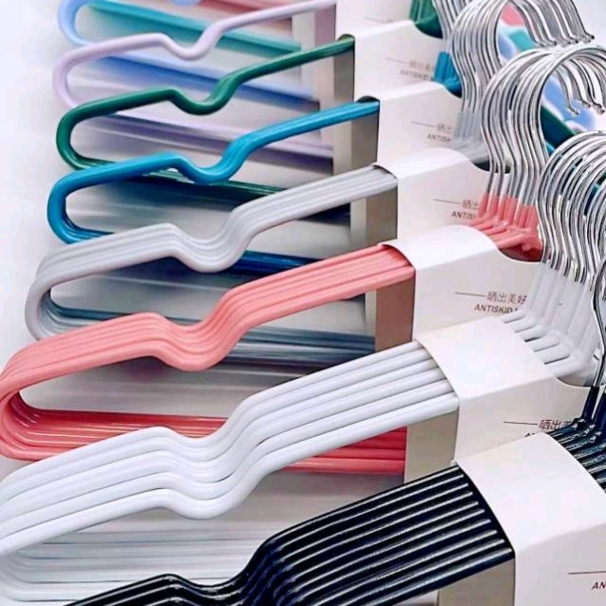 "Happy macaron-colored anti-slip plastic-coated clothes rack for adults, dormitories and students to dry large clothes. details Picture