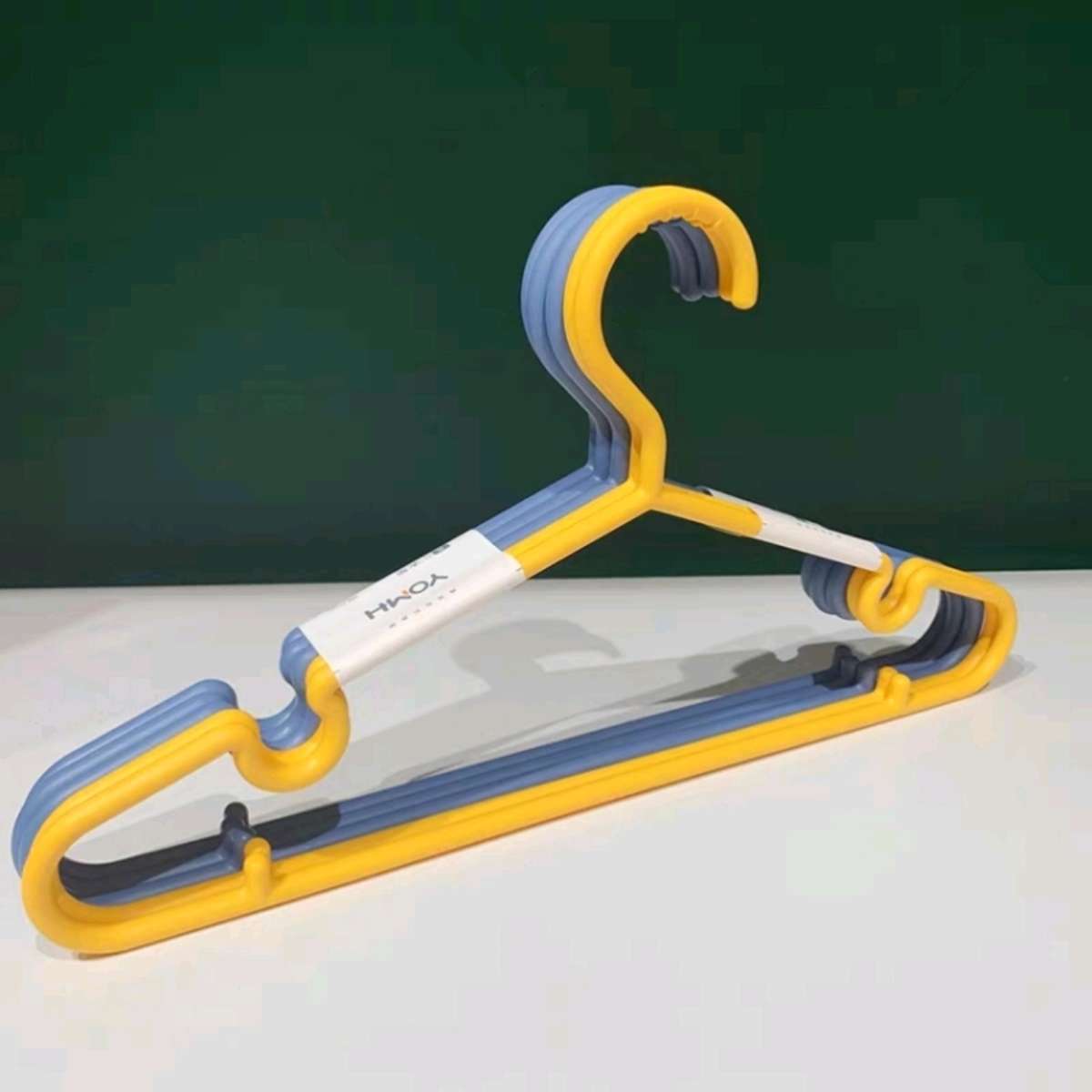 6134-5 Colorful adult plastic clothes hanger, home seamless clothes hanger, children's anti-slip, lightweight and multi-functional clothes hanger Application Scenario