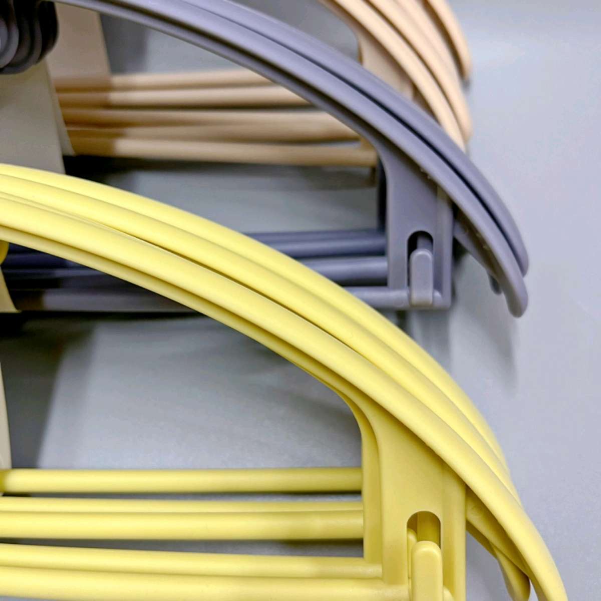 8075- Five plastic clothes hangers, household clothes hangers, clothes hangers wholesale, for student dormitories to dry clothes Application Scenario