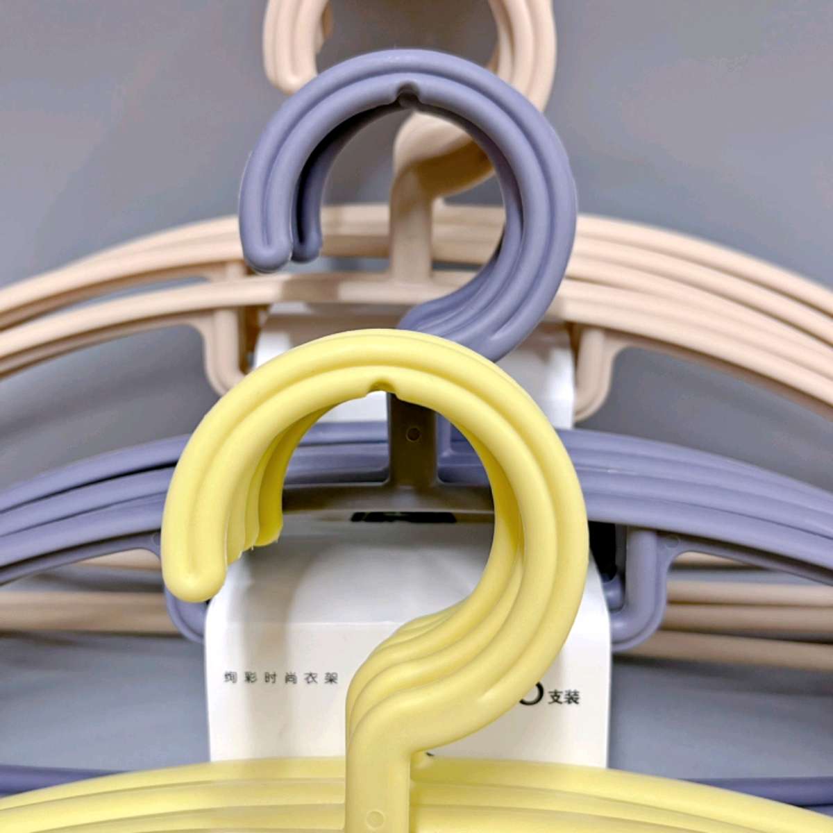 五只塑料衣架家用挂衣衣撑子衣挂批发学生宿舍用晾衣