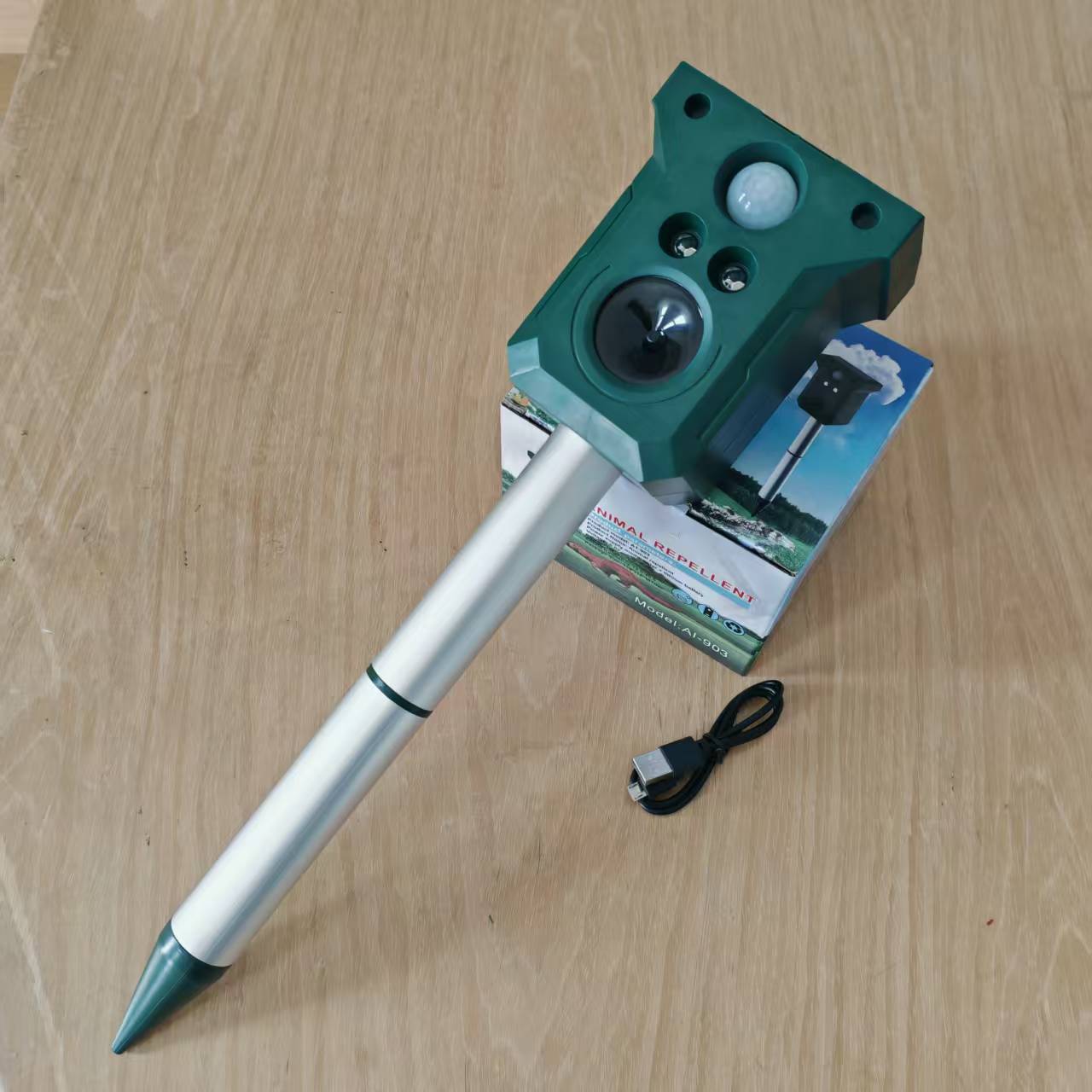 Solar-powered animal repellent details Picture