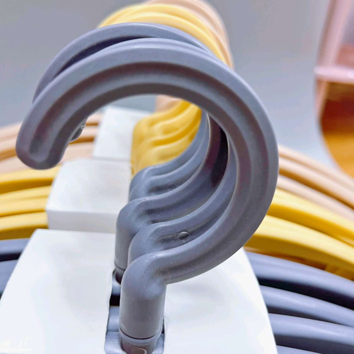 8048-5 rotating head plastic clothes hanger, thickened and rotatable clothes hanger for household use, wholesale of clothes hangers, student dormitory clothes drying rack Application Scenario