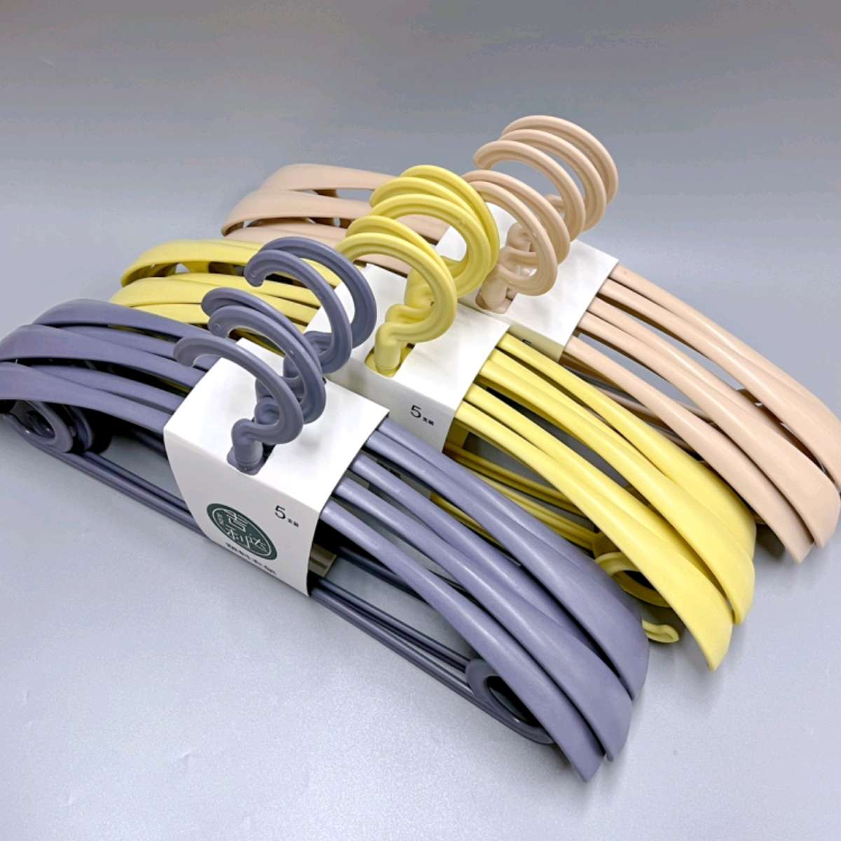 8048-5 rotating head plastic clothes hanger, thickened and rotatable clothes hanger for household use, wholesale of clothes hangers, student dormitory clothes drying rack details Picture