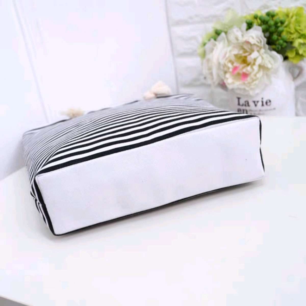 Single-shoulder hand-held canvas bag, large-capacity cloth bag, new mommy shopping bag, Korean version female student striped bag Application Scenario