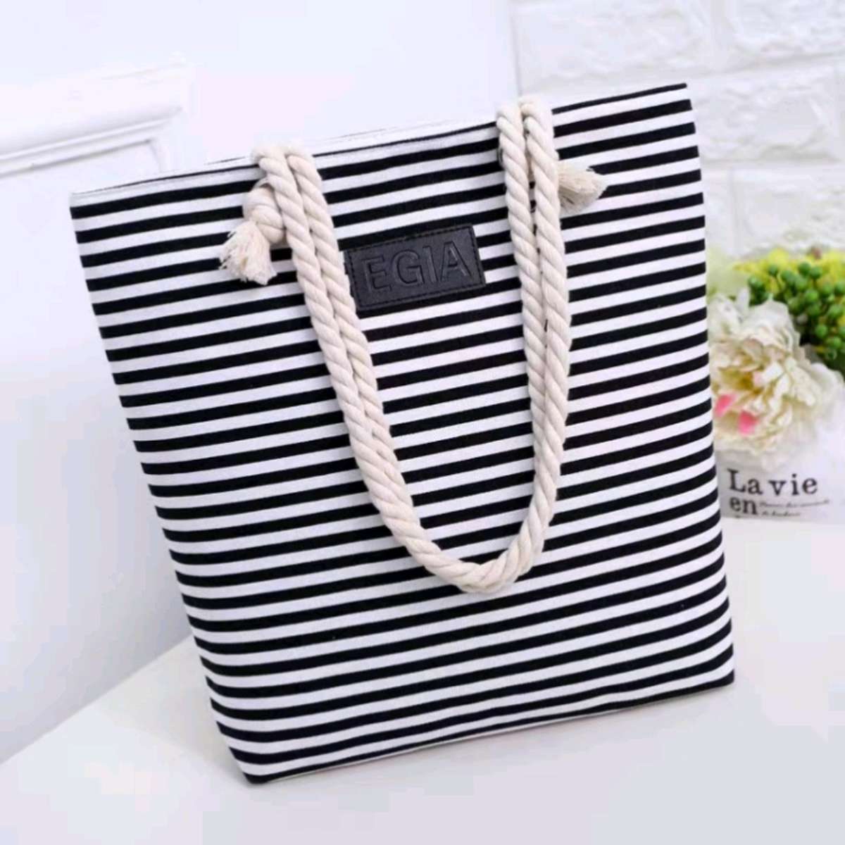 Single-shoulder hand-held canvas bag, large-capacity cloth bag, new mommy shopping bag, Korean version female student striped bag details Picture