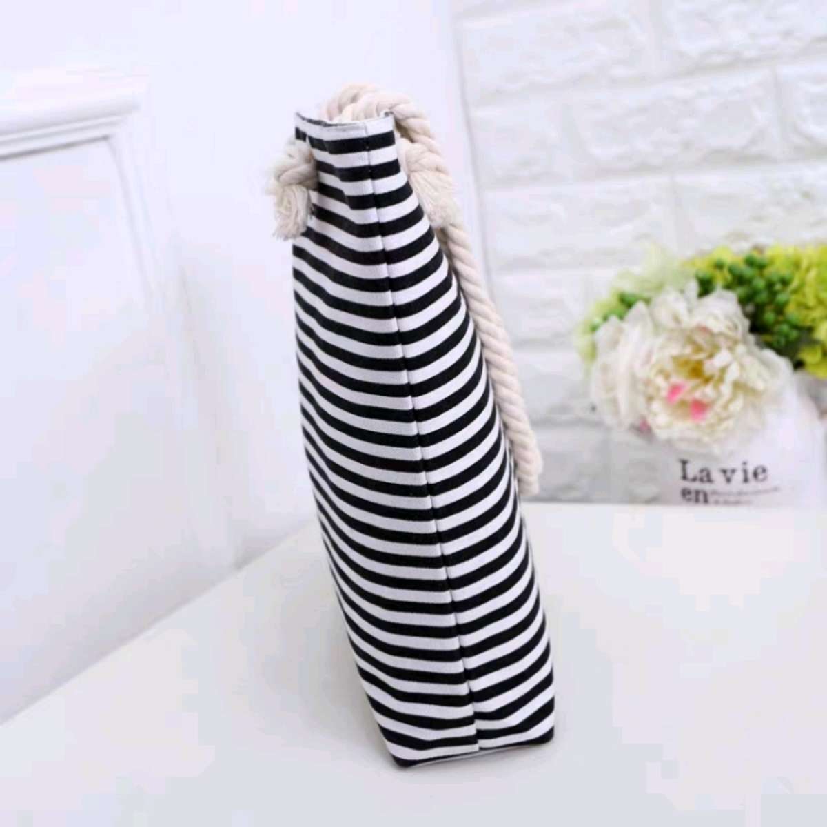 Single-shoulder hand-held canvas bag, large-capacity cloth bag, new mommy shopping bag, Korean version female student striped bag Specification image