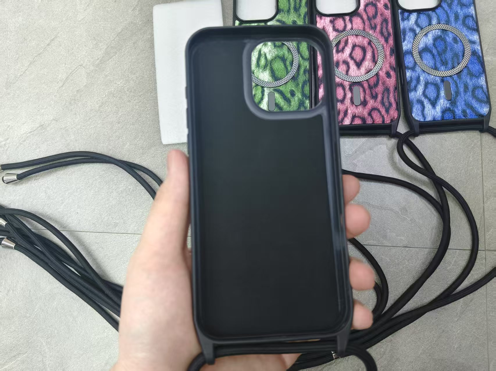 جلد النمر الممغنطيسي مع غطاء اليد Item Picture