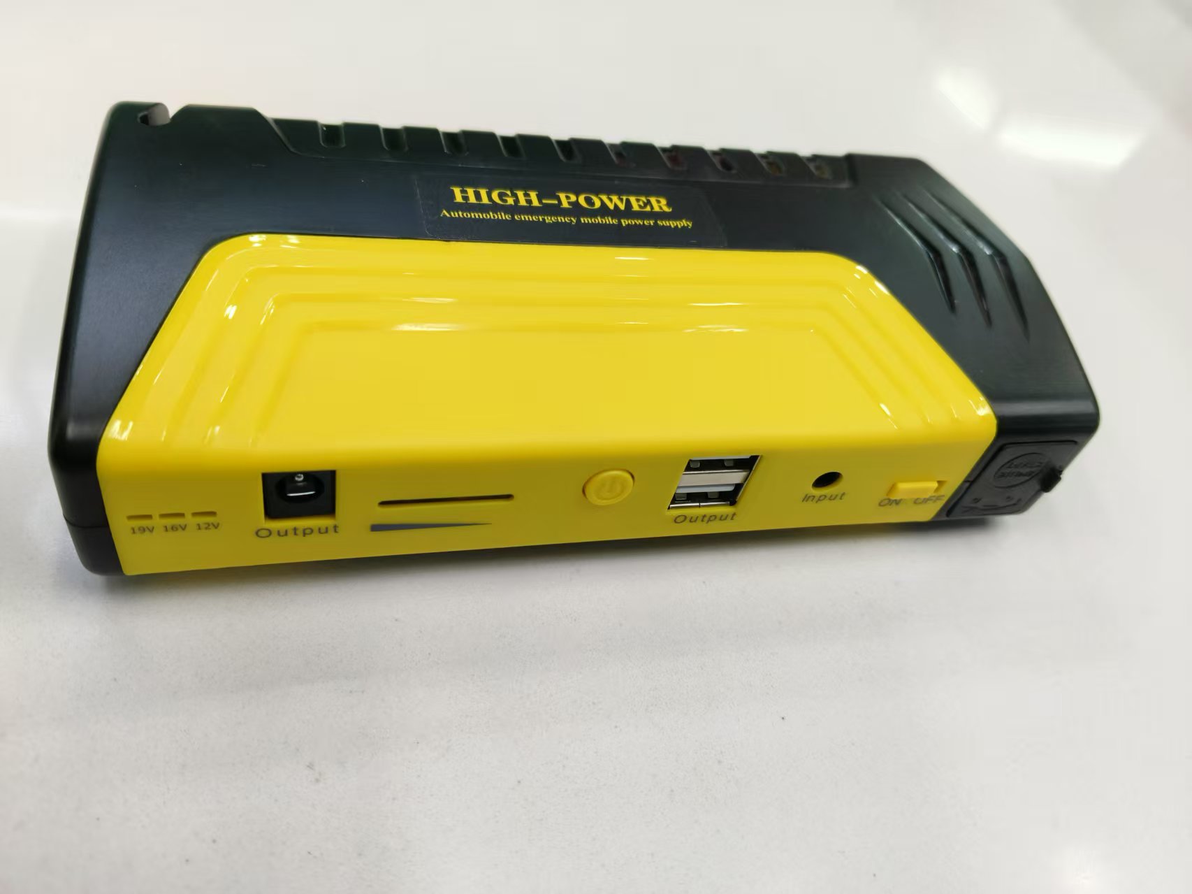 汽车应急启动电源 智能车载备用电瓶 移动充电宝 启动器 启动电源 安全稳定 高效便携户用储能设备6000mah详情4