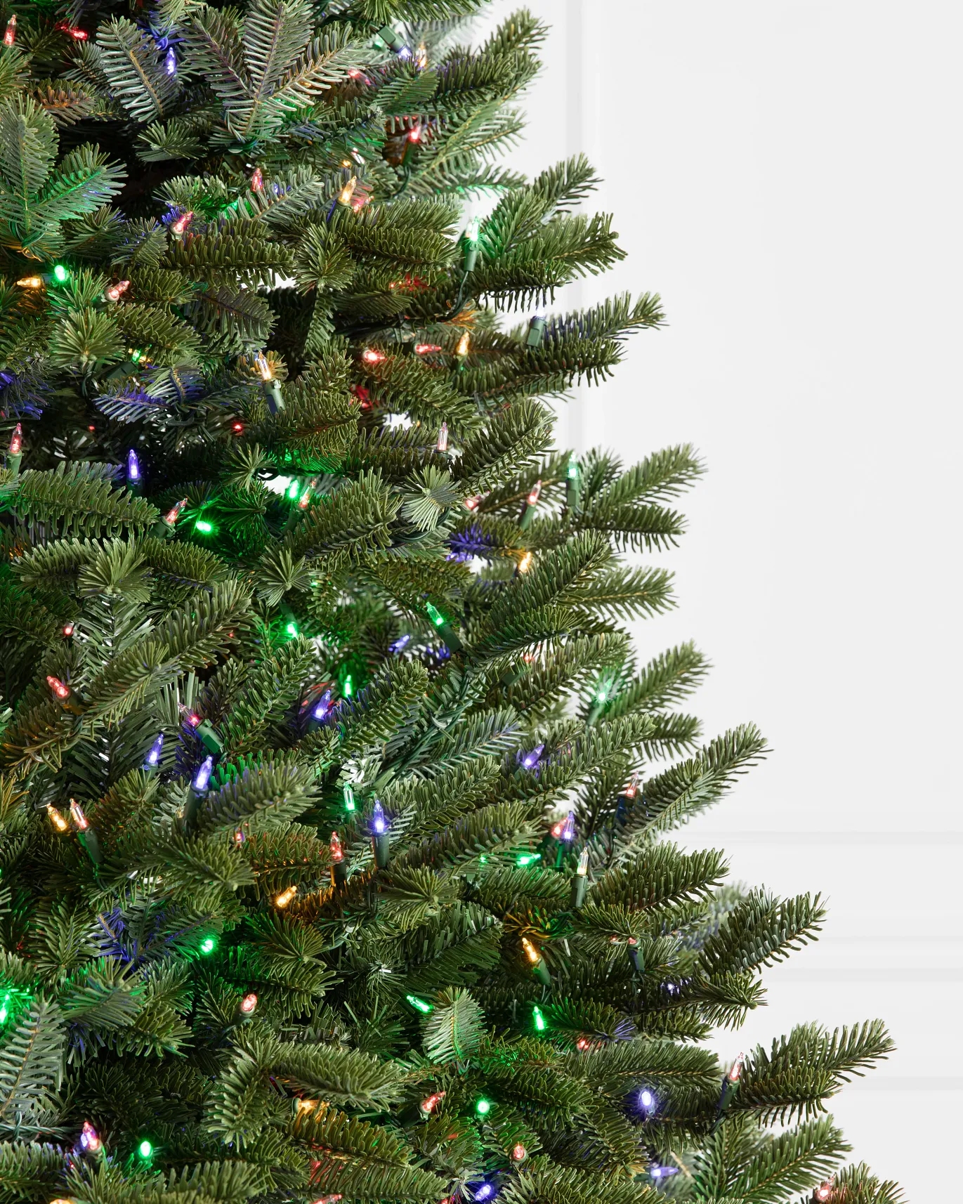 A new 2025 best-selling luxury and high-end PE hybrid Christmas tree with LED lights from Europe and America Application Scenario