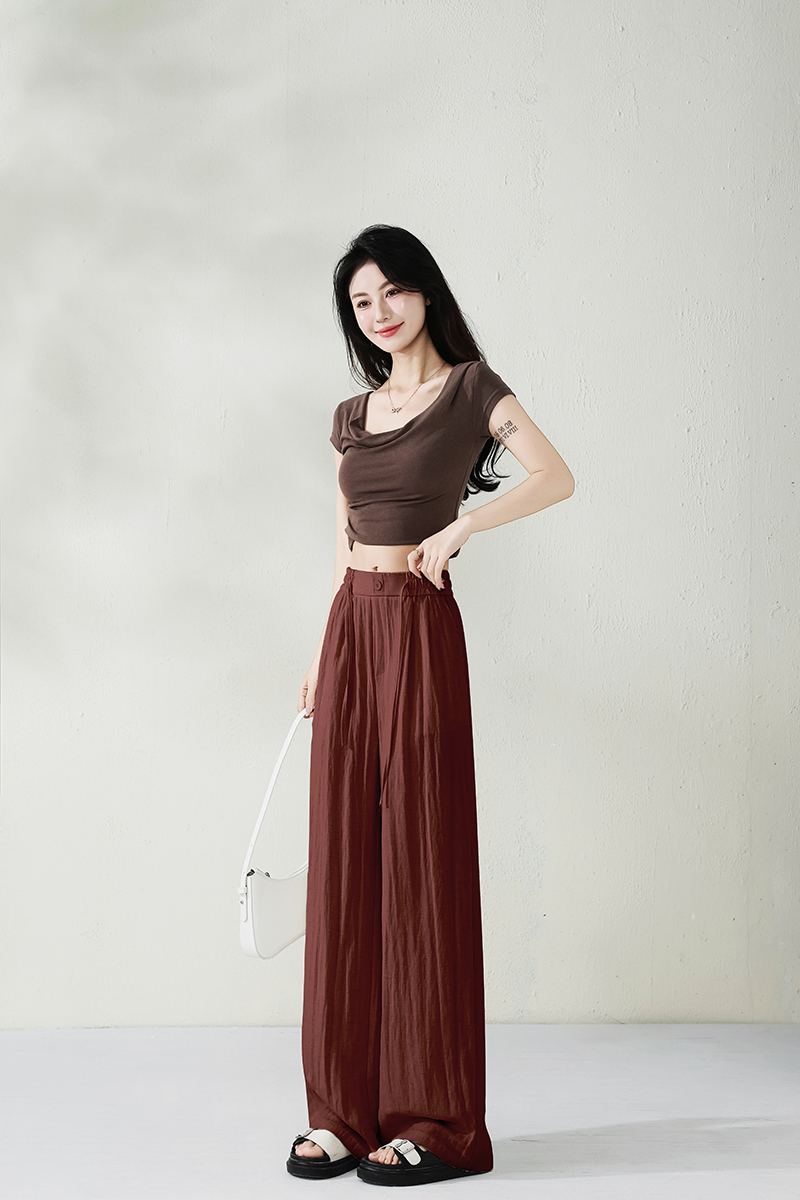 Straight-leg pants are simple, fashionable and versatile, making them an ideal choice for daily wear. They offer a comfortable and leg-covering style that can be easily worn by all body types. The color matching is high-end. White shoes add vitality, while boots add a cool touch. There are various tops and sweatshirts for a casual look Specification image