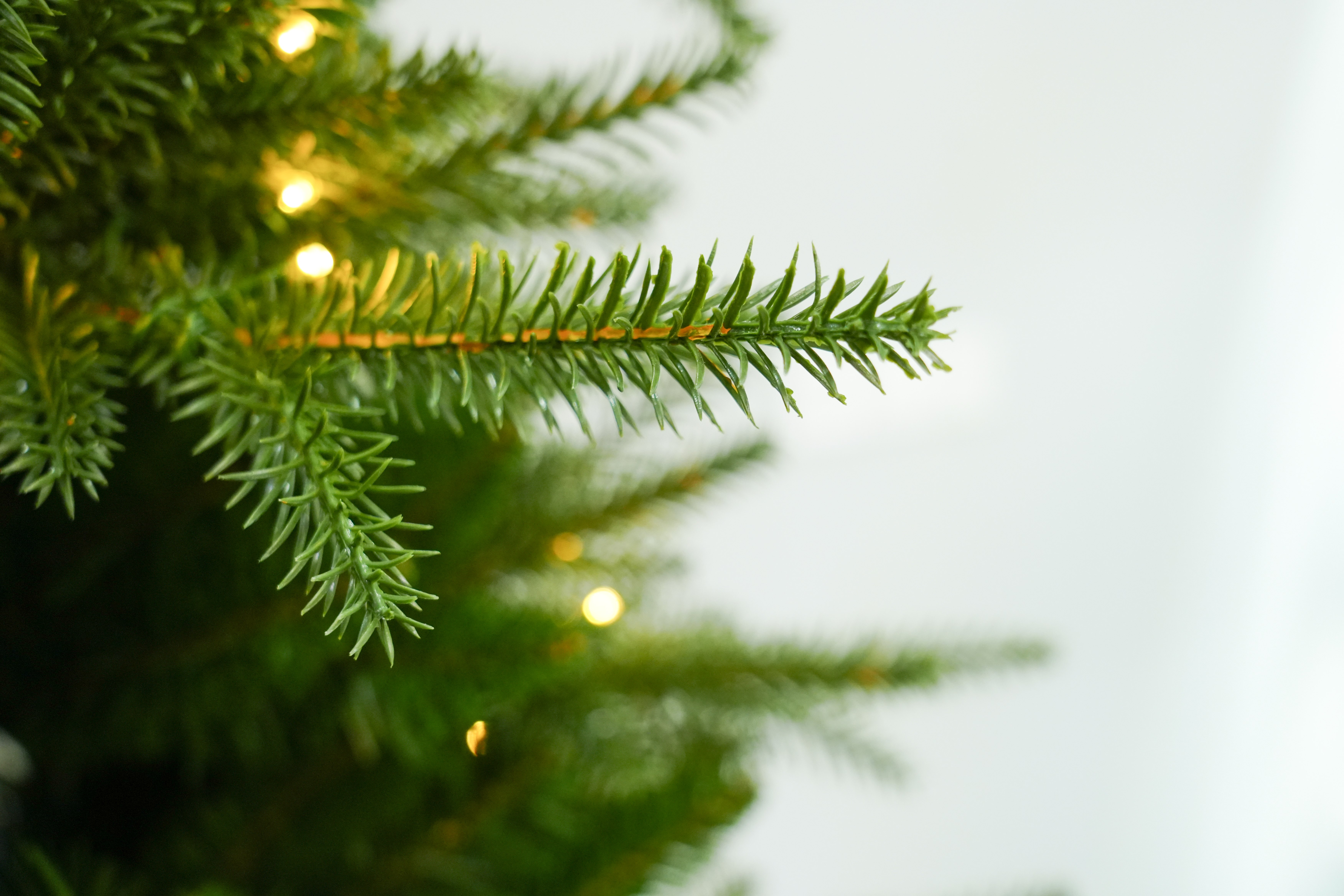 The 2025 new model of Yiwu Jinda Christmas Tree Factory features a large PE hybrid high-end encrypted Christmas tree with LED lights Application Scenario