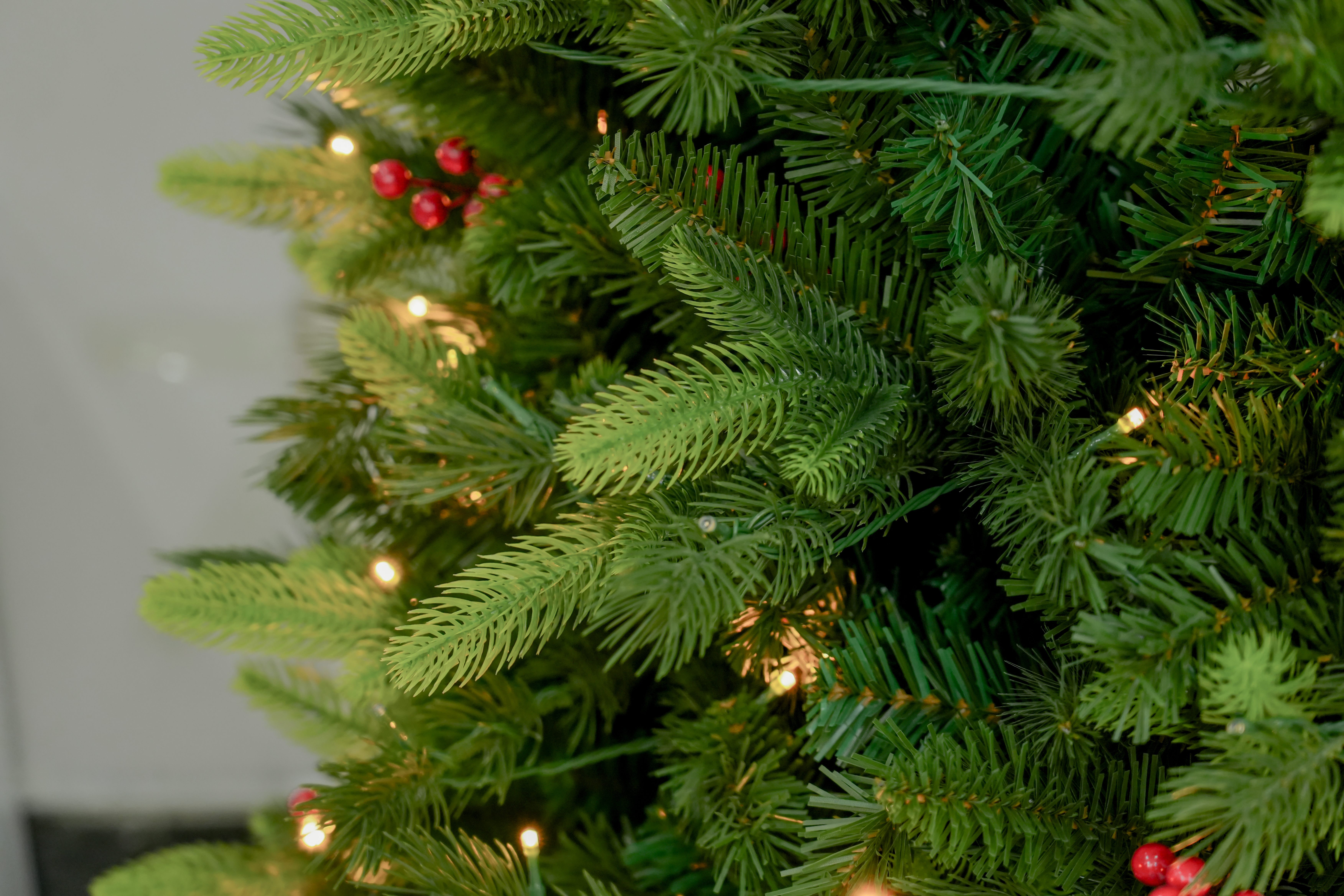 The 2025 new PE material simulation Christmas tree is 1.2 to 3 meters tall, luxurious and encrypted with LED lighting. It is a must-have for Christmas decoration Specification image
