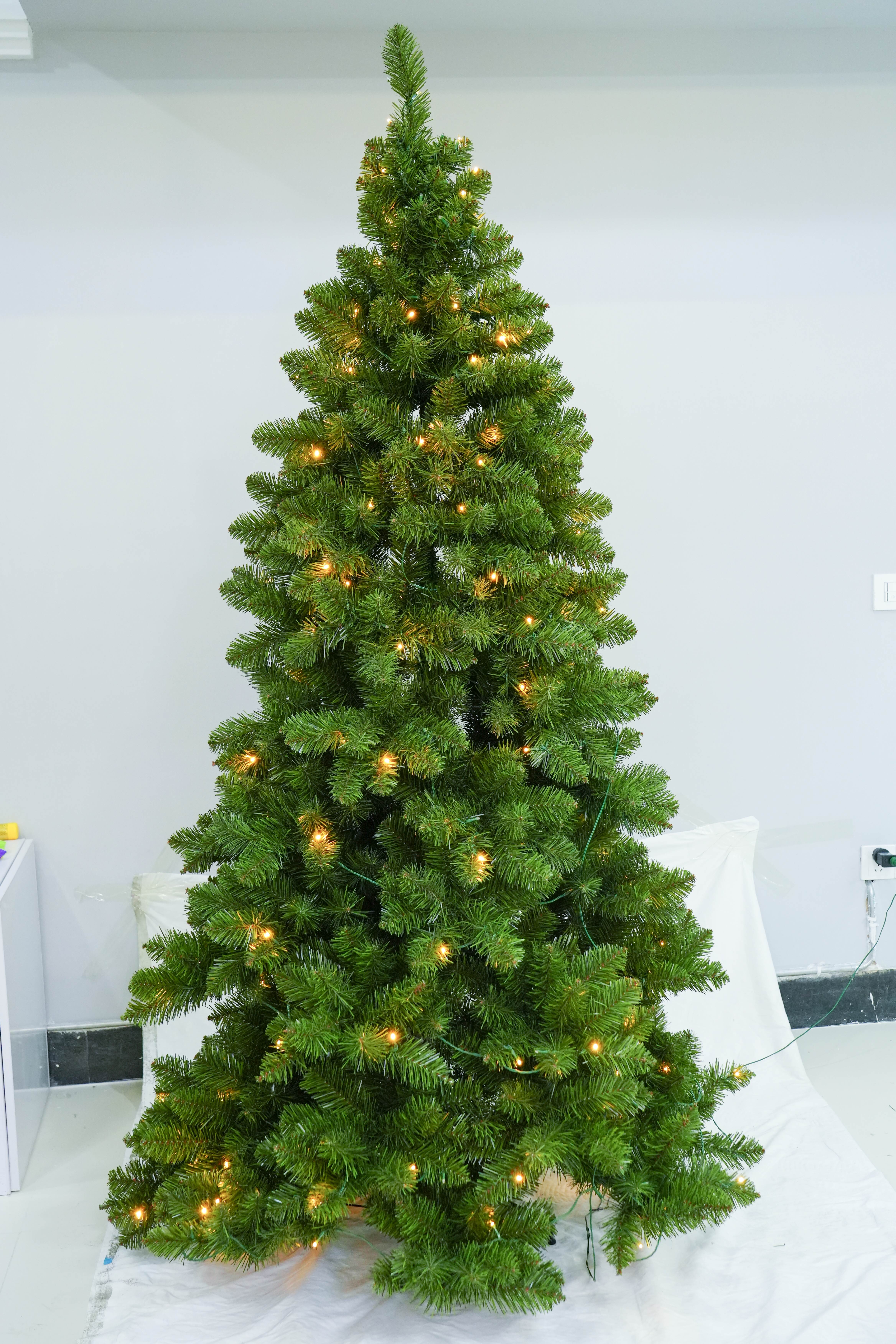 The height density of the 2025 new pointed-head PVC mixed with ordinary leaves encrypted simulation Christmas tree can be customized