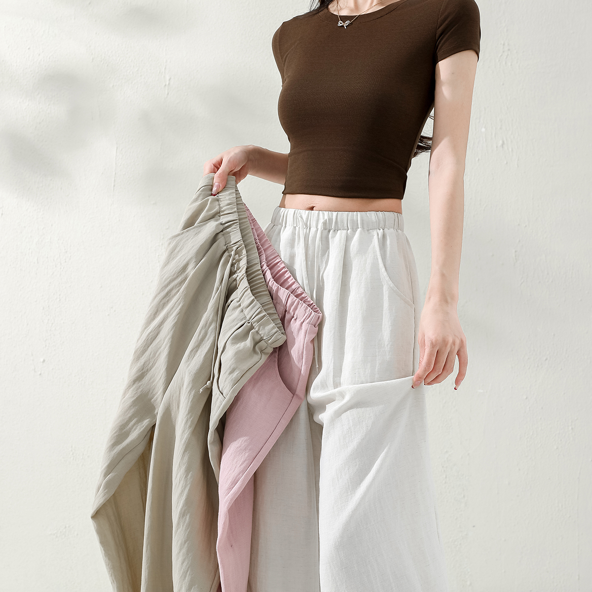 Tencel linen fashion casual pants are made of high-quality fabric, featuring a simple and fashionable design. The elastic belt design makes them versatile for various casual occasions Application Scenario