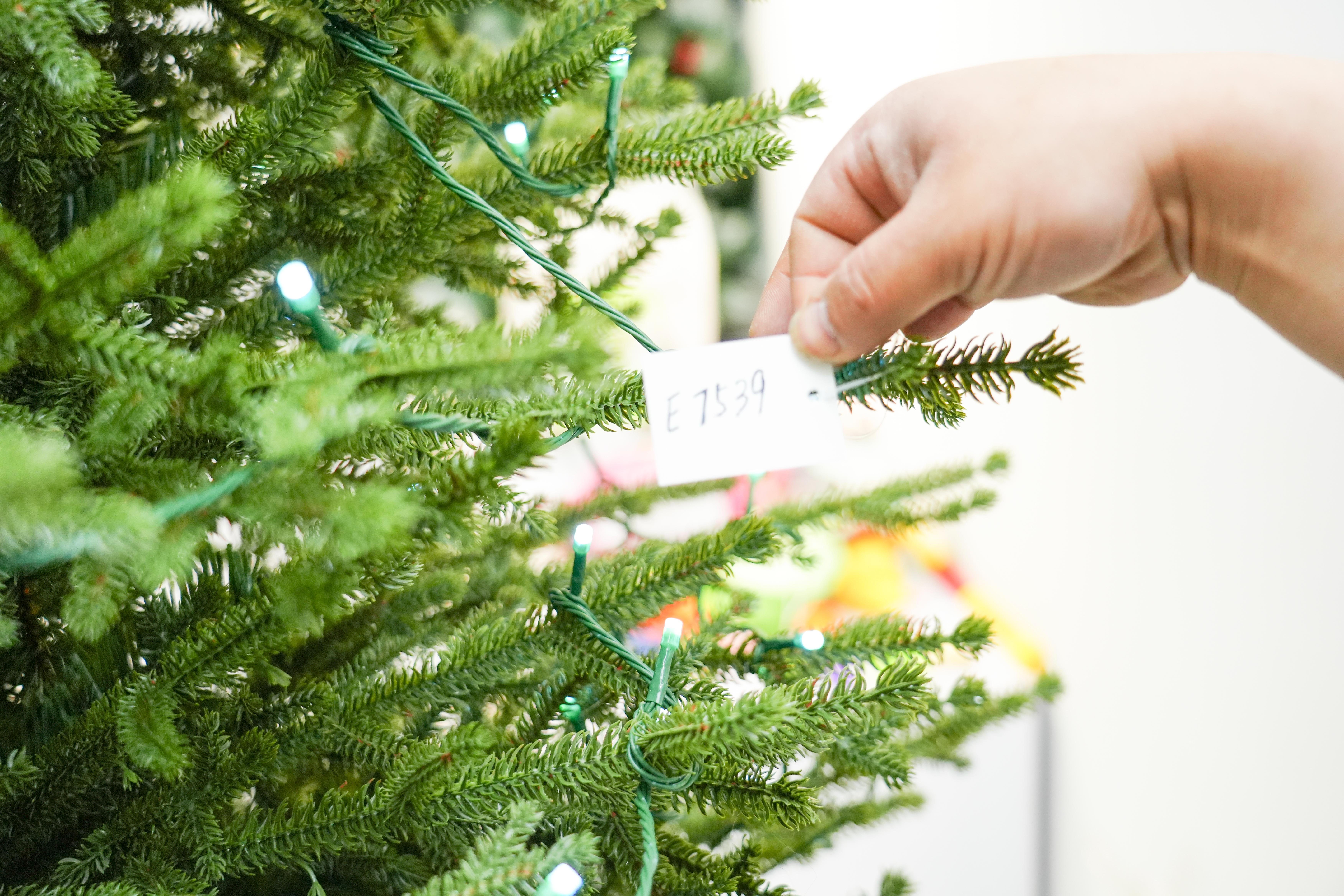 2025 New model 1.2-3-meter five-pronged PE automatic Christmas tree with LED lights, Christmas tree source factory Application Scenario
